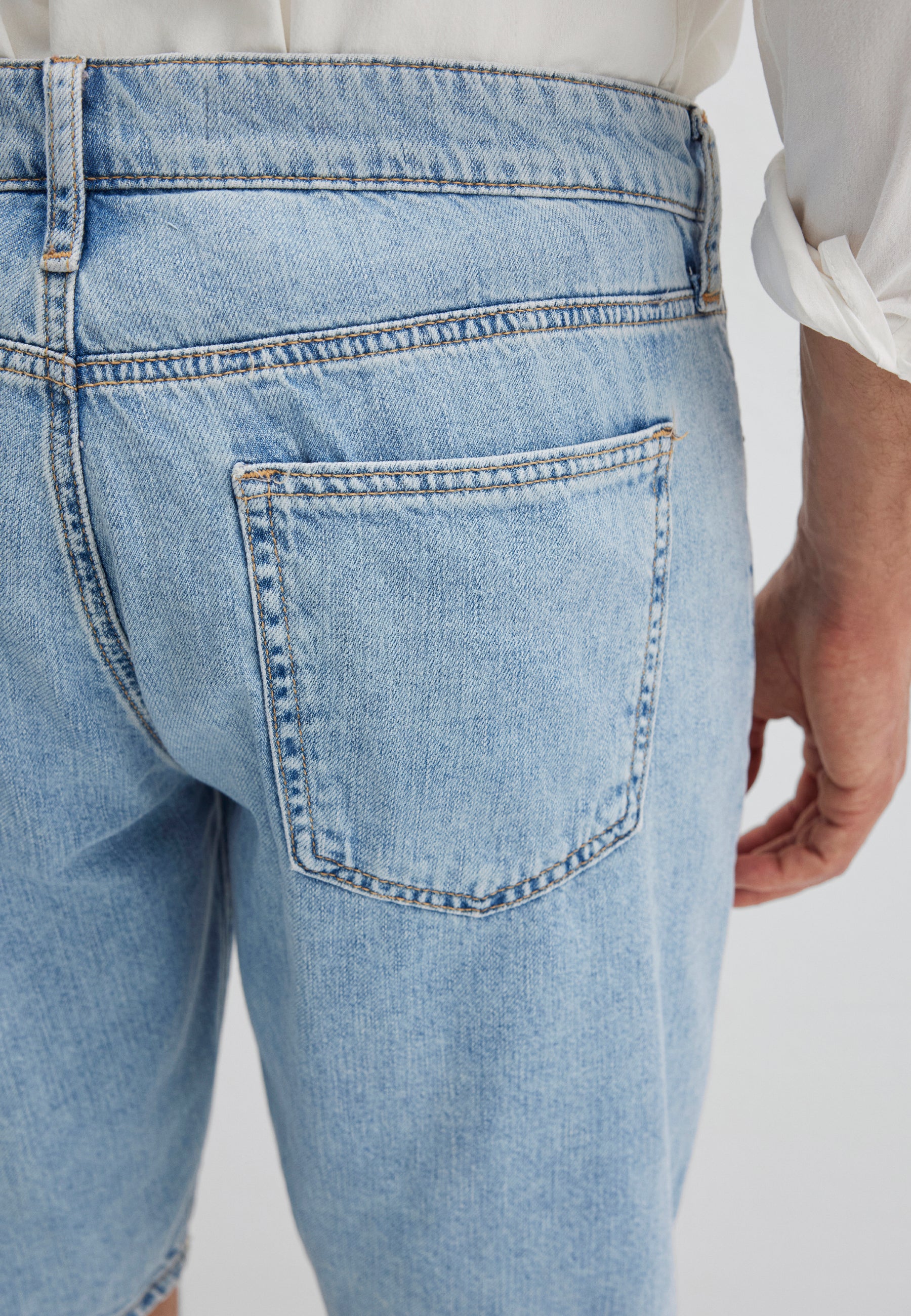 Lucas en short en jean vintage des années 90 Mavi