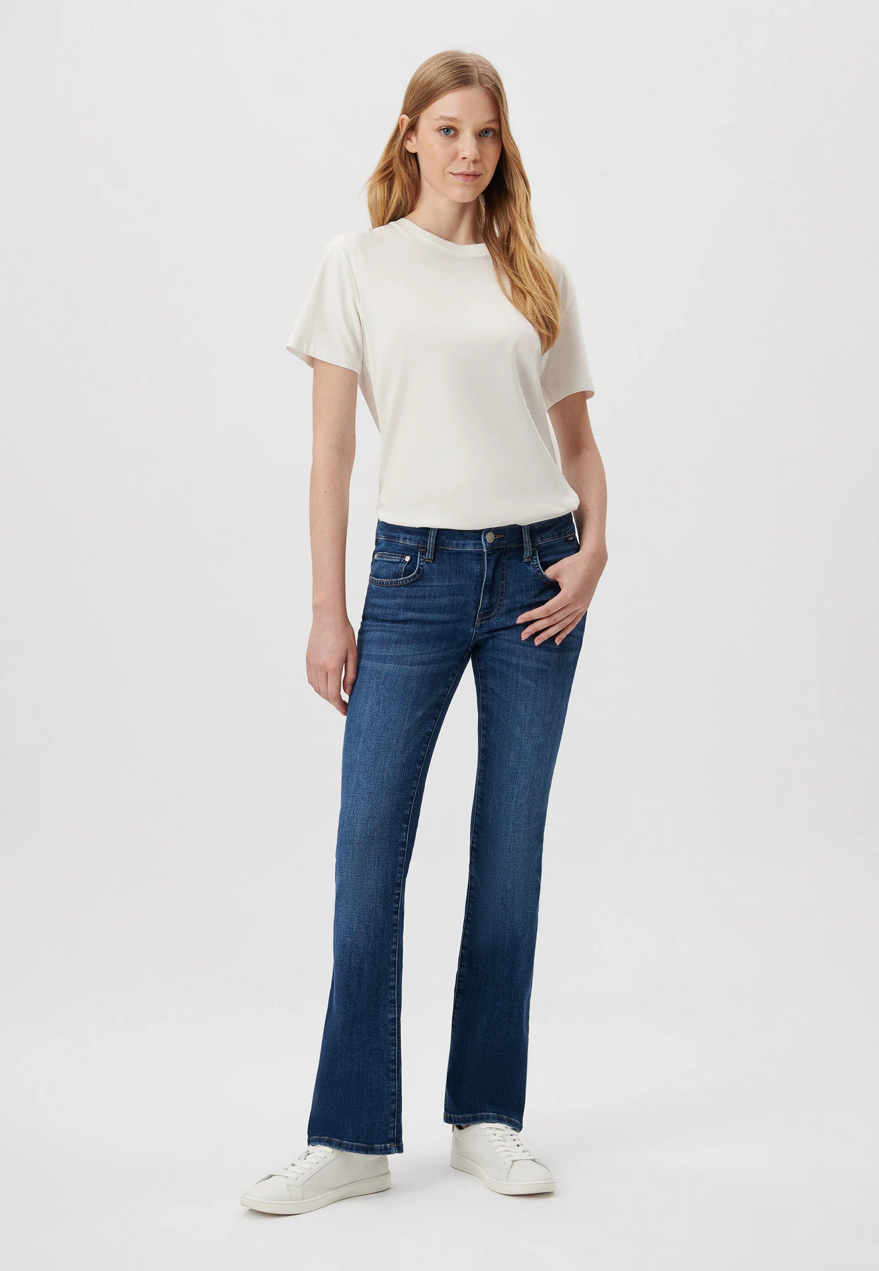 Bella Mid-Rise in Dark Brushed Str Jeans Mavi