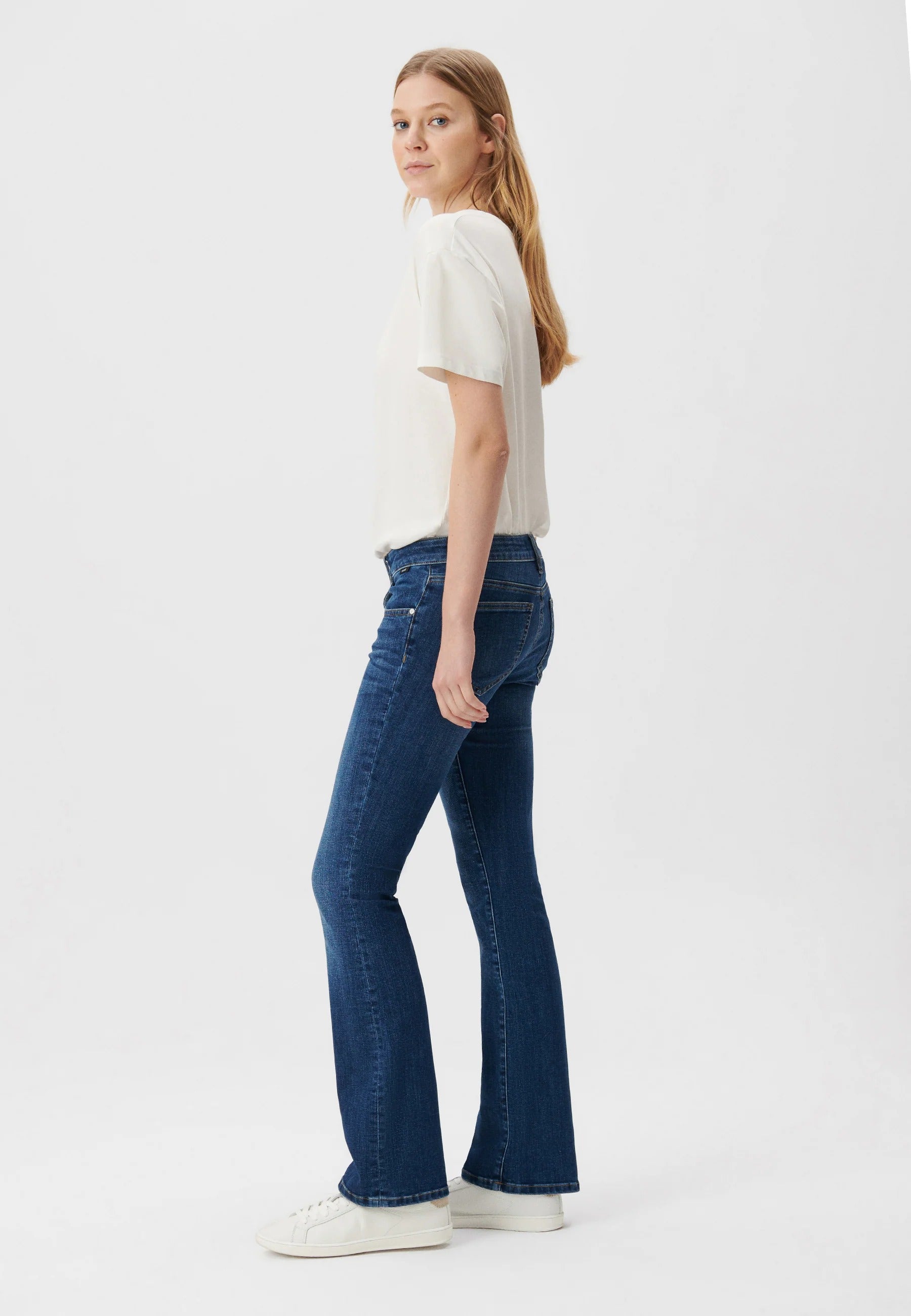 Bella Mid-Rise in Dark Brushed Str Jeans Mavi