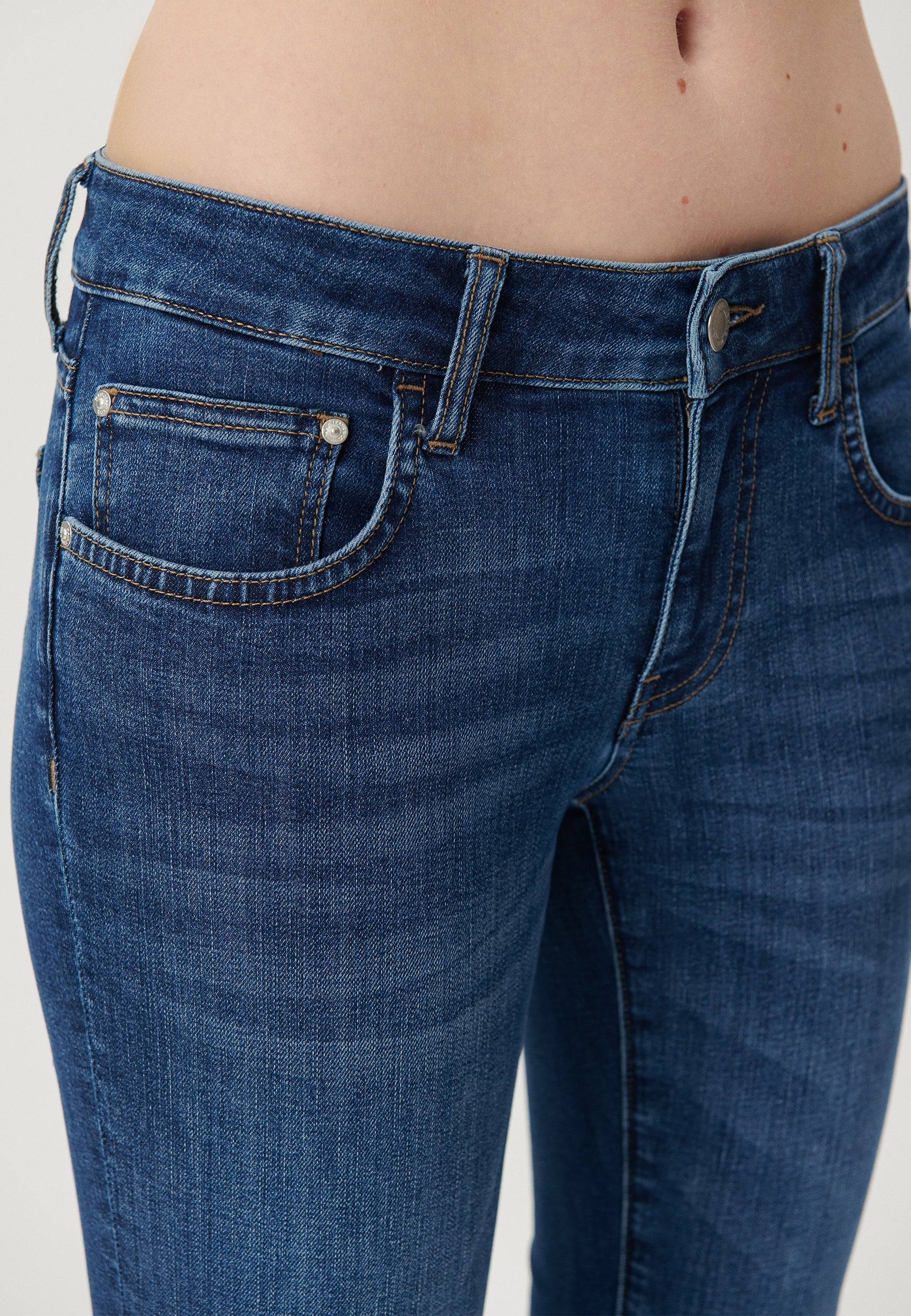 Bella Mid-Rise in Dark Brushed Str Jeans Mavi