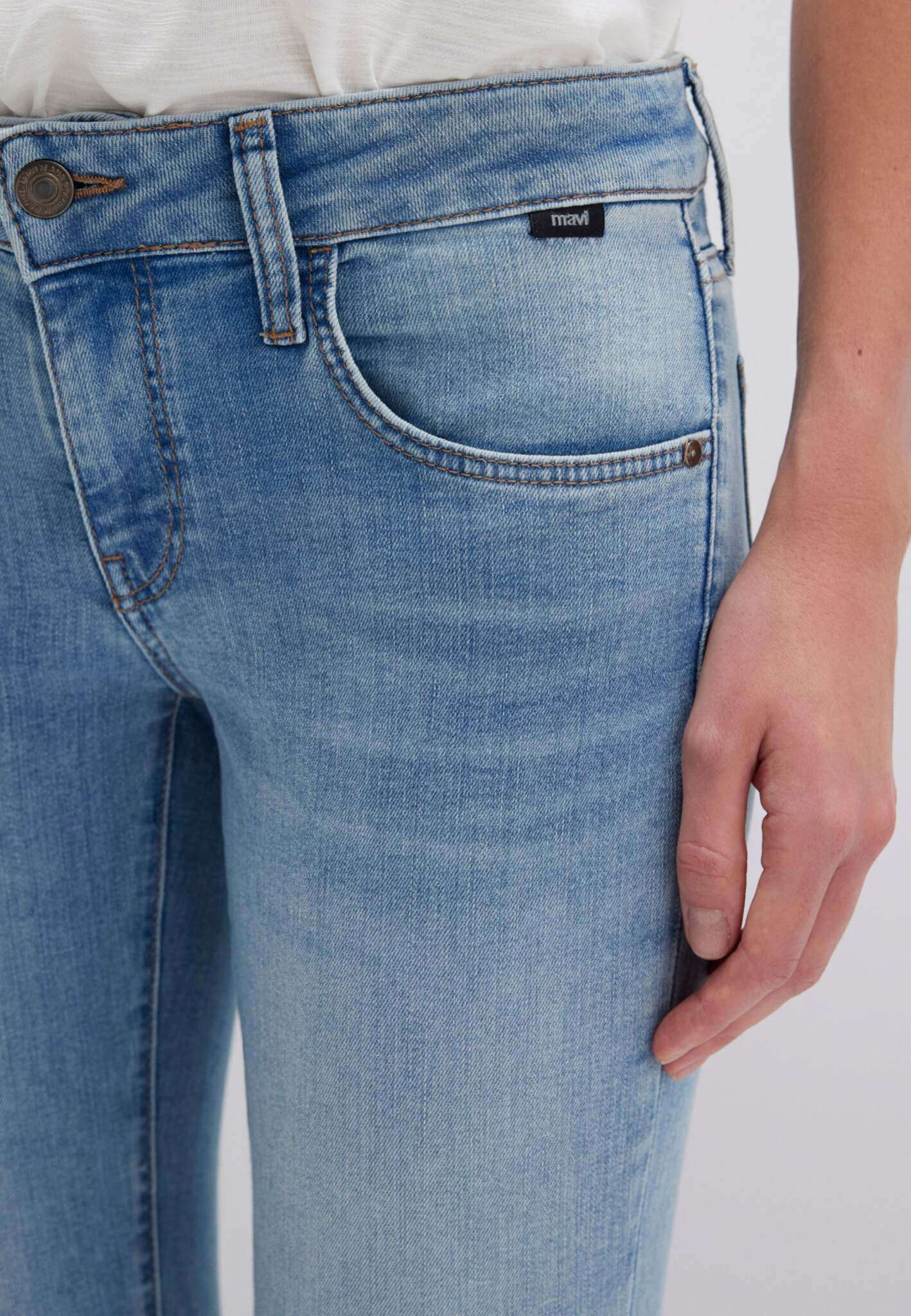 Bella Mid-Rise in Lt Brushed Str Jeans Mavi