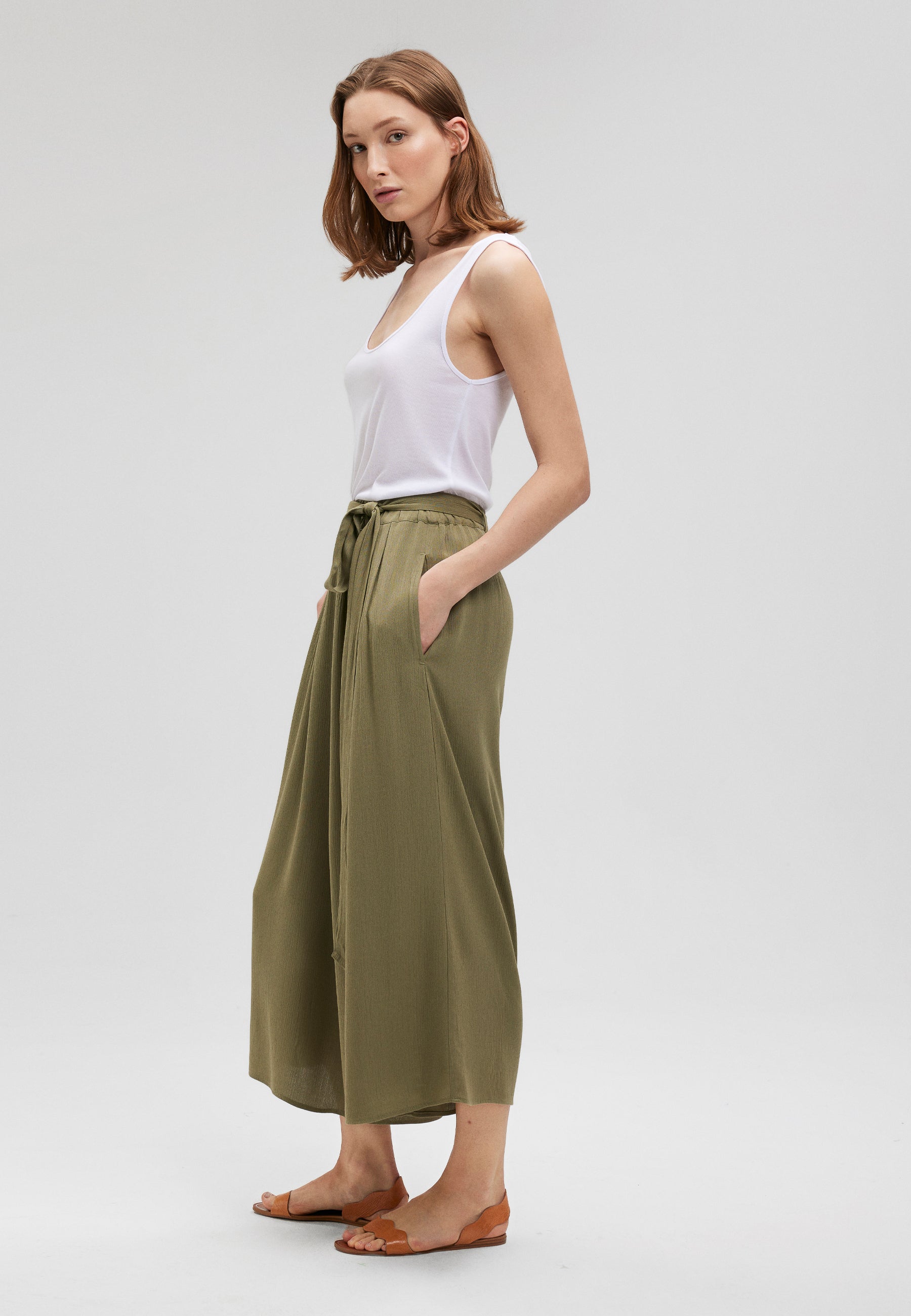 Woven Pants in Deep Lichen Green Pantalon Mavi   