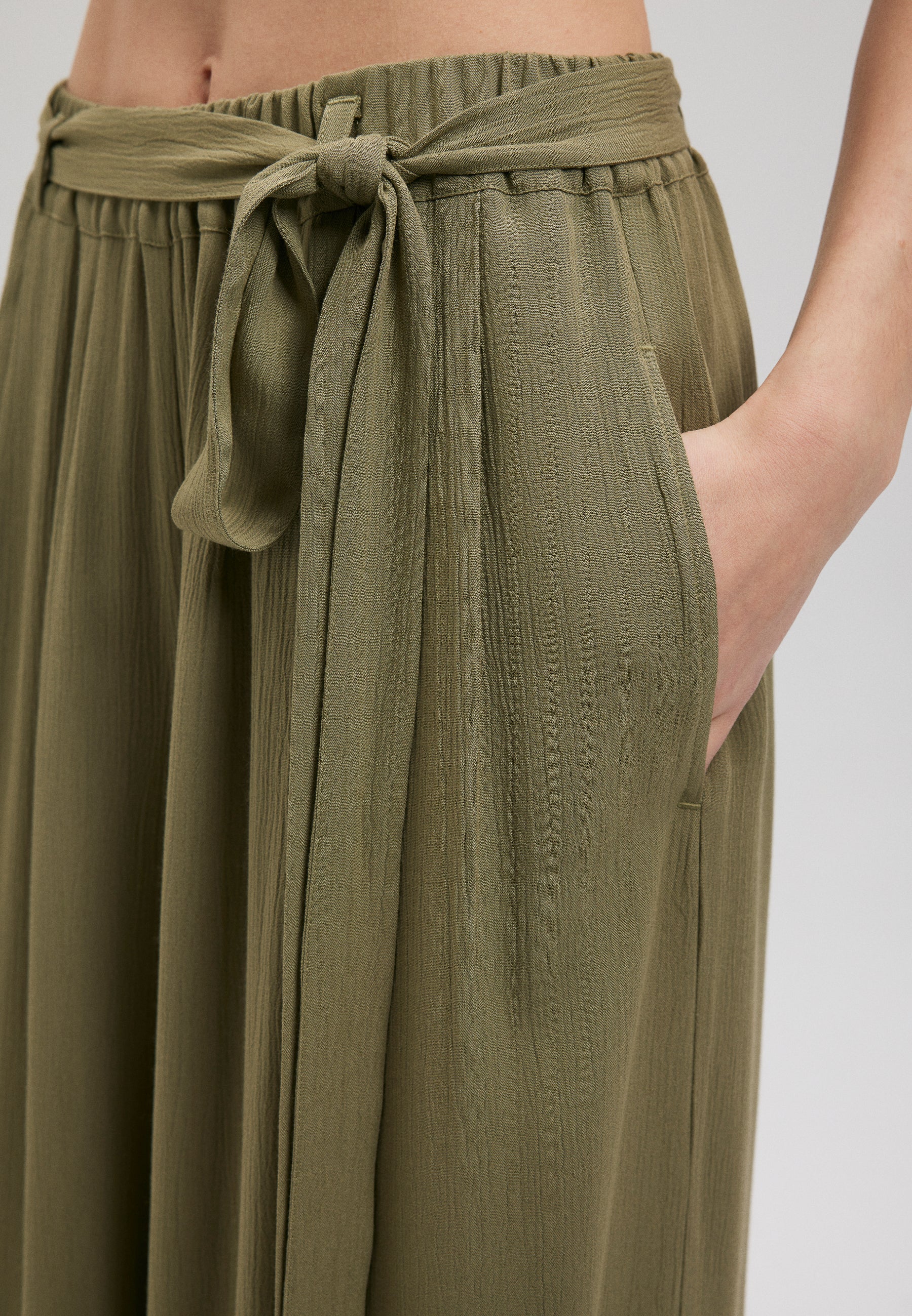 Woven Pants in Deep Lichen Green Pantalon Mavi   