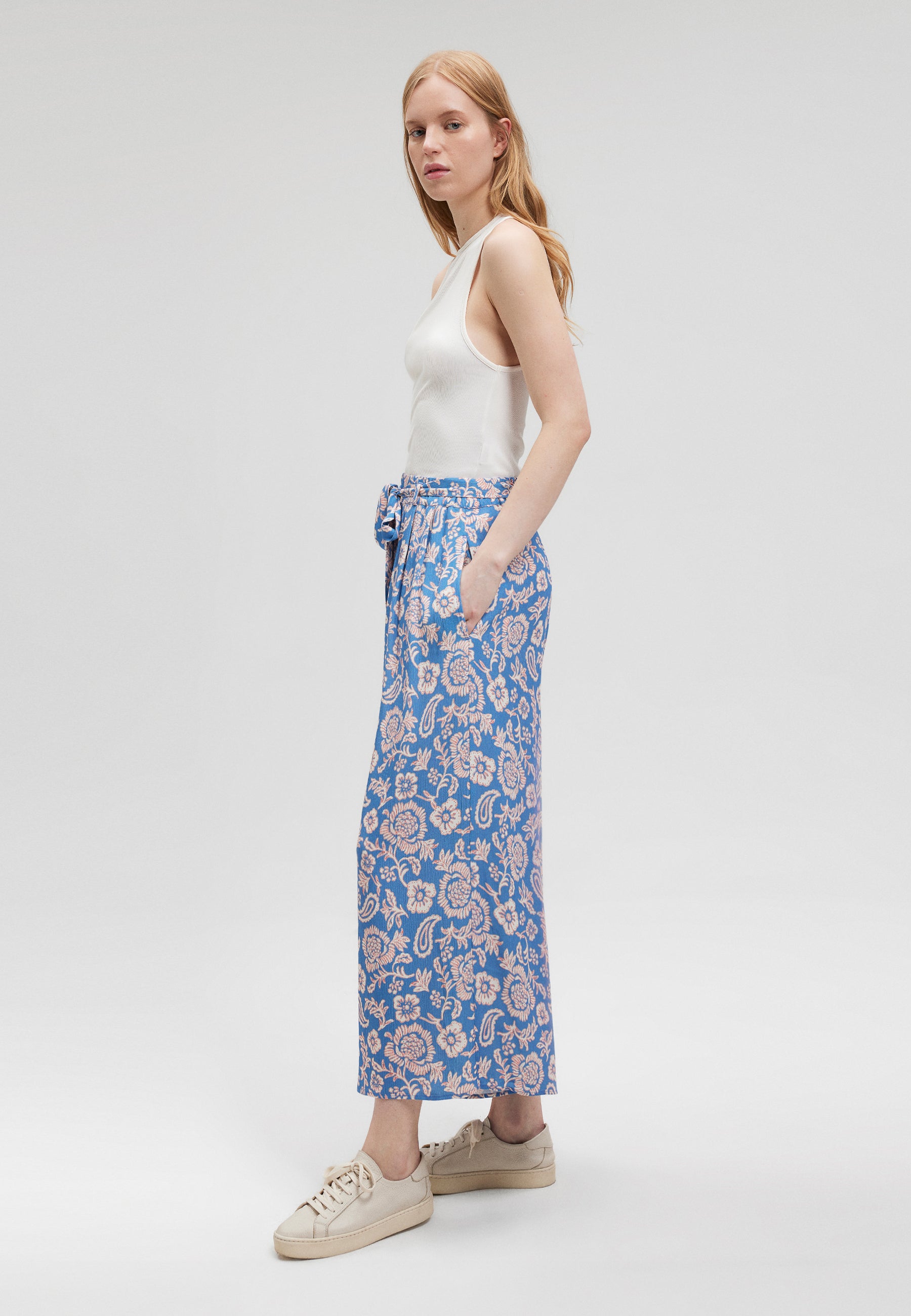 Woven Pants in Blue Paisley Print Pantalon Mavi   