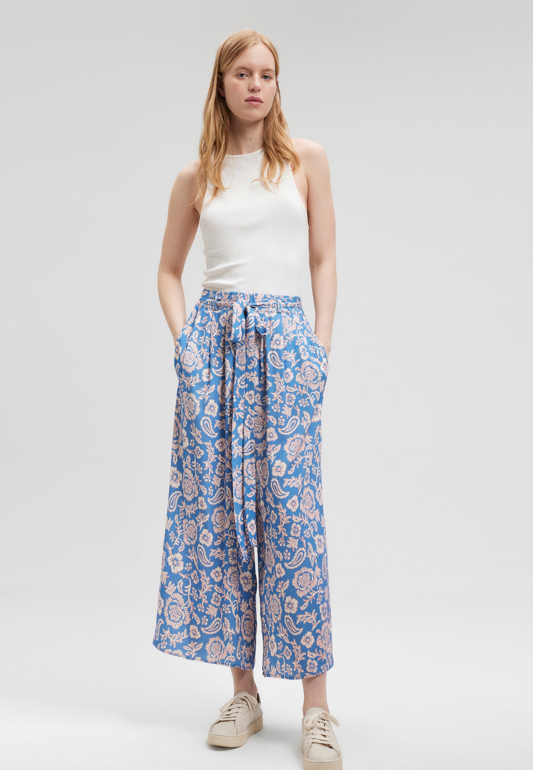 Woven Pants in Blue Paisley Print Pantalon Mavi   