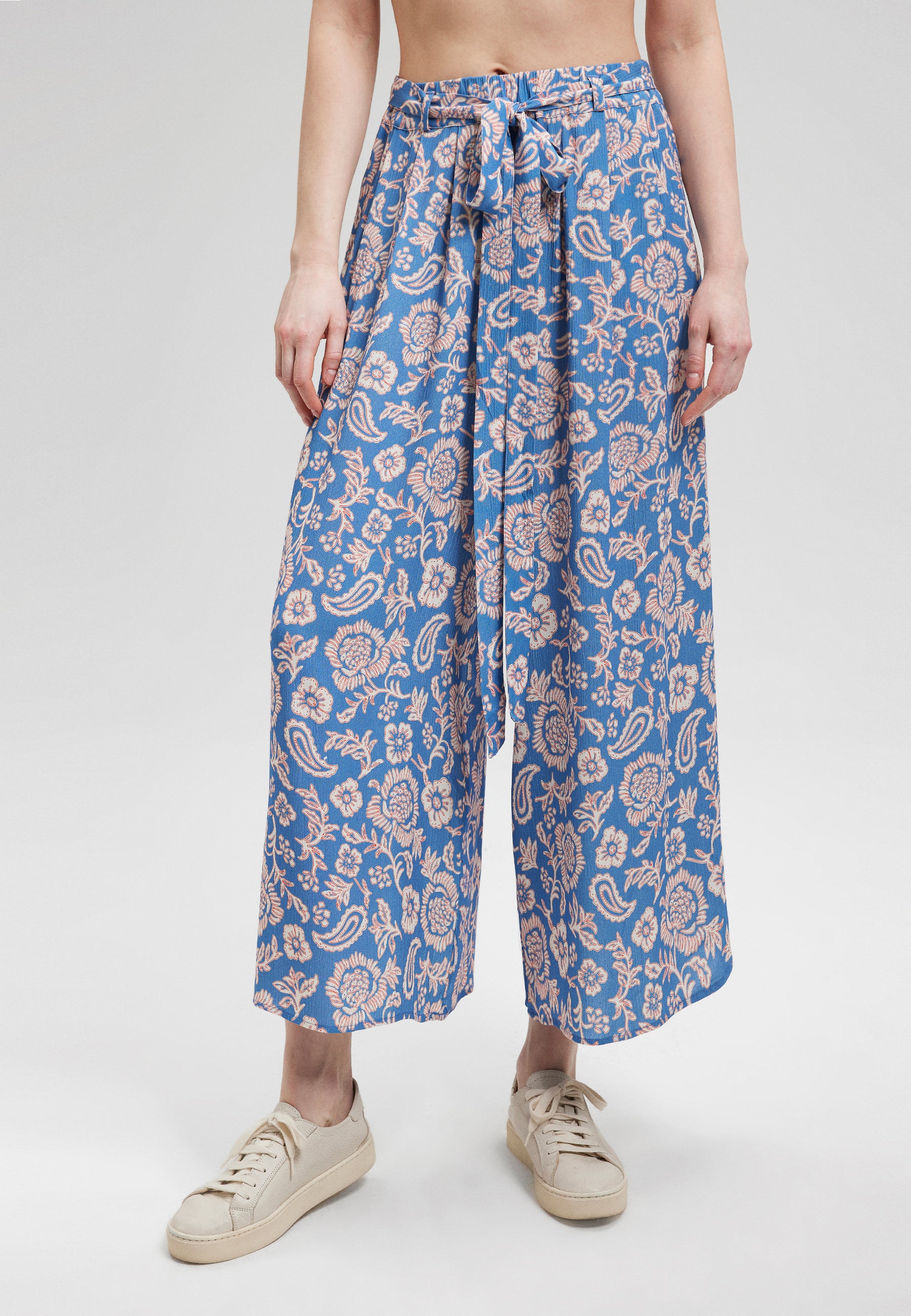 Woven Pants in Blue Paisley Print Pantalon Mavi   