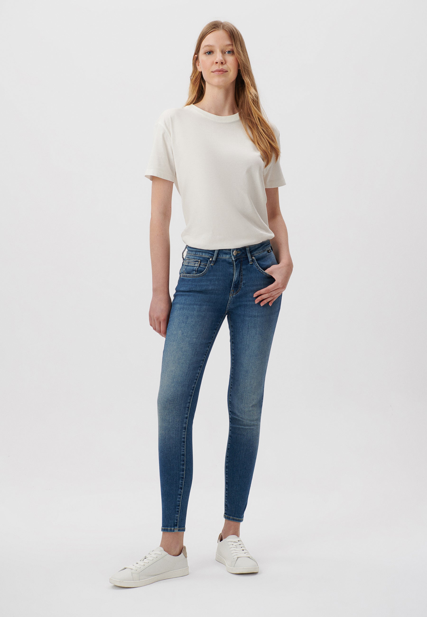 Adriana in Dark Everyday Jeans Mavi   