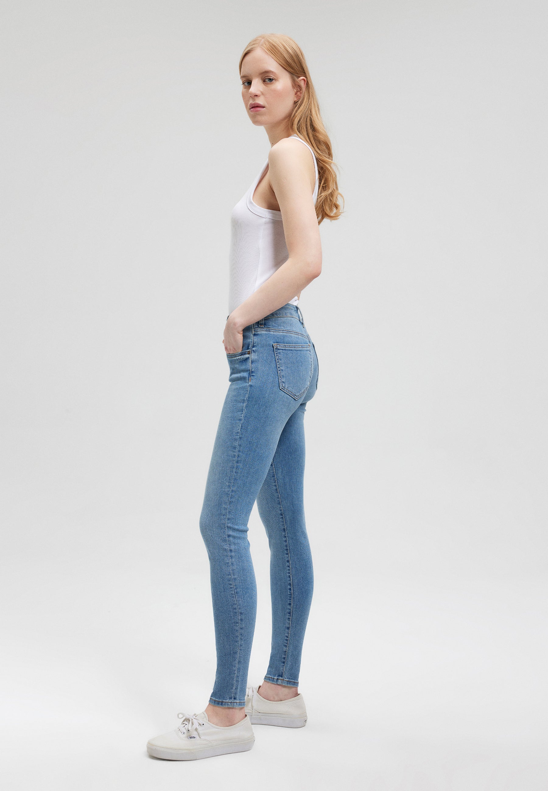 Adriana in Mid Brushed Str Jeans Mavi   