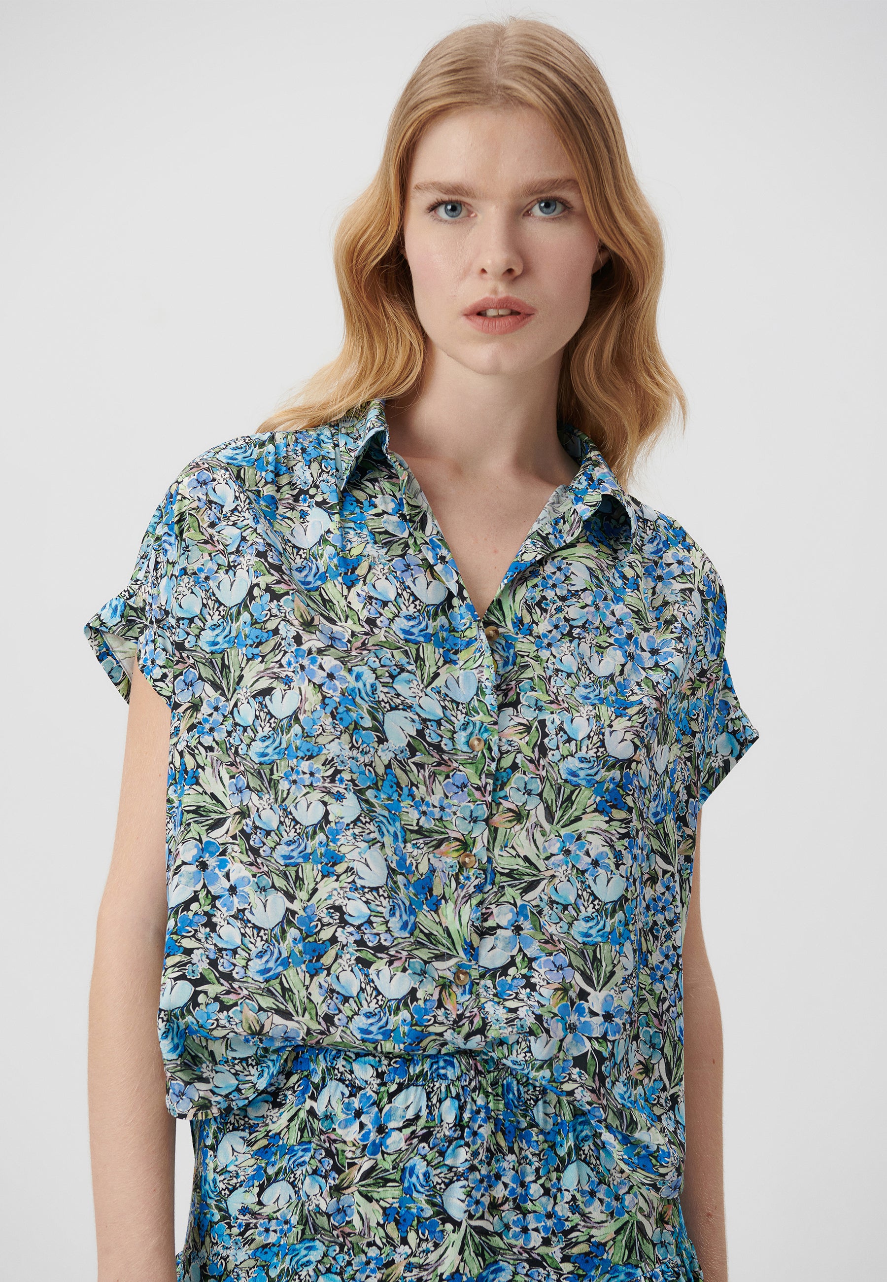 Short Sleeve Shirt in Blue Garden Print Chemises Mavi   