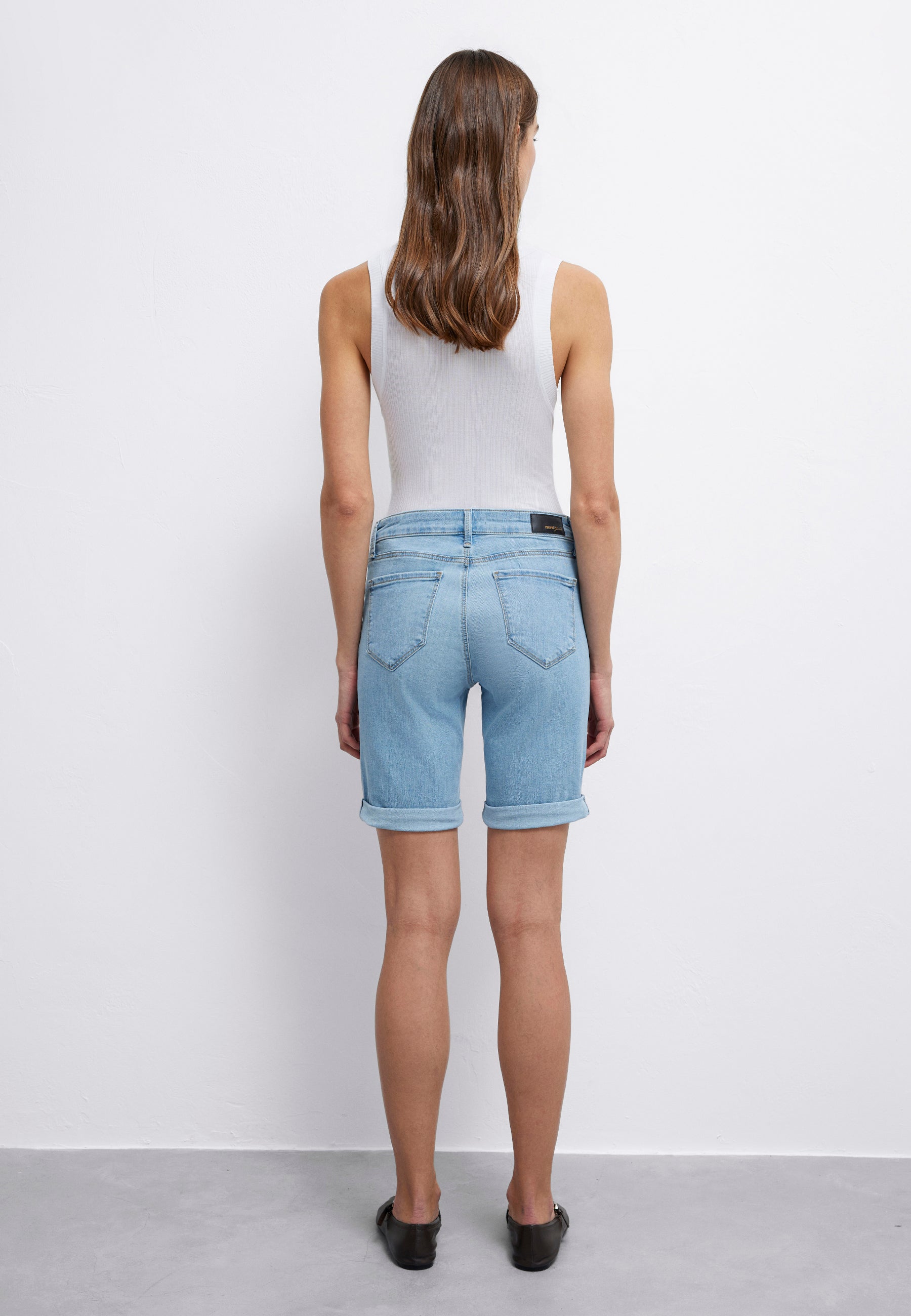 Alexis en short en jean bleu clair et doré Mavi