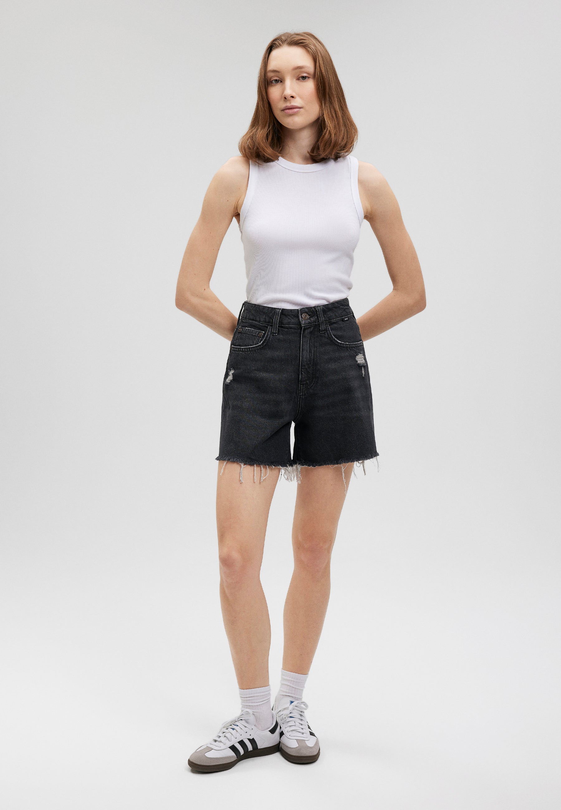 Millie in Smoke 90S short en jean Mavi   