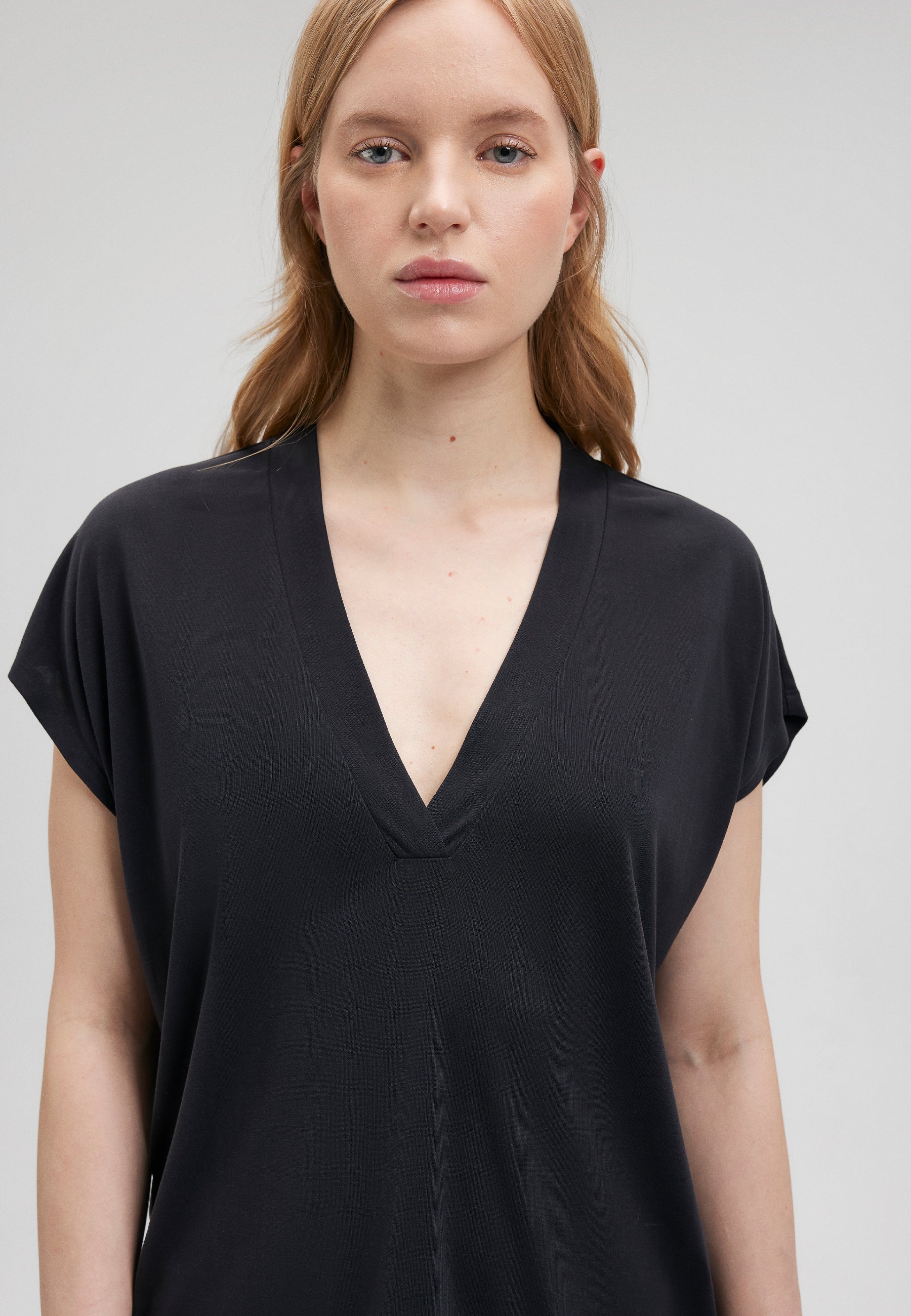 V Neck Jersey in Black T-shirts Mavi   