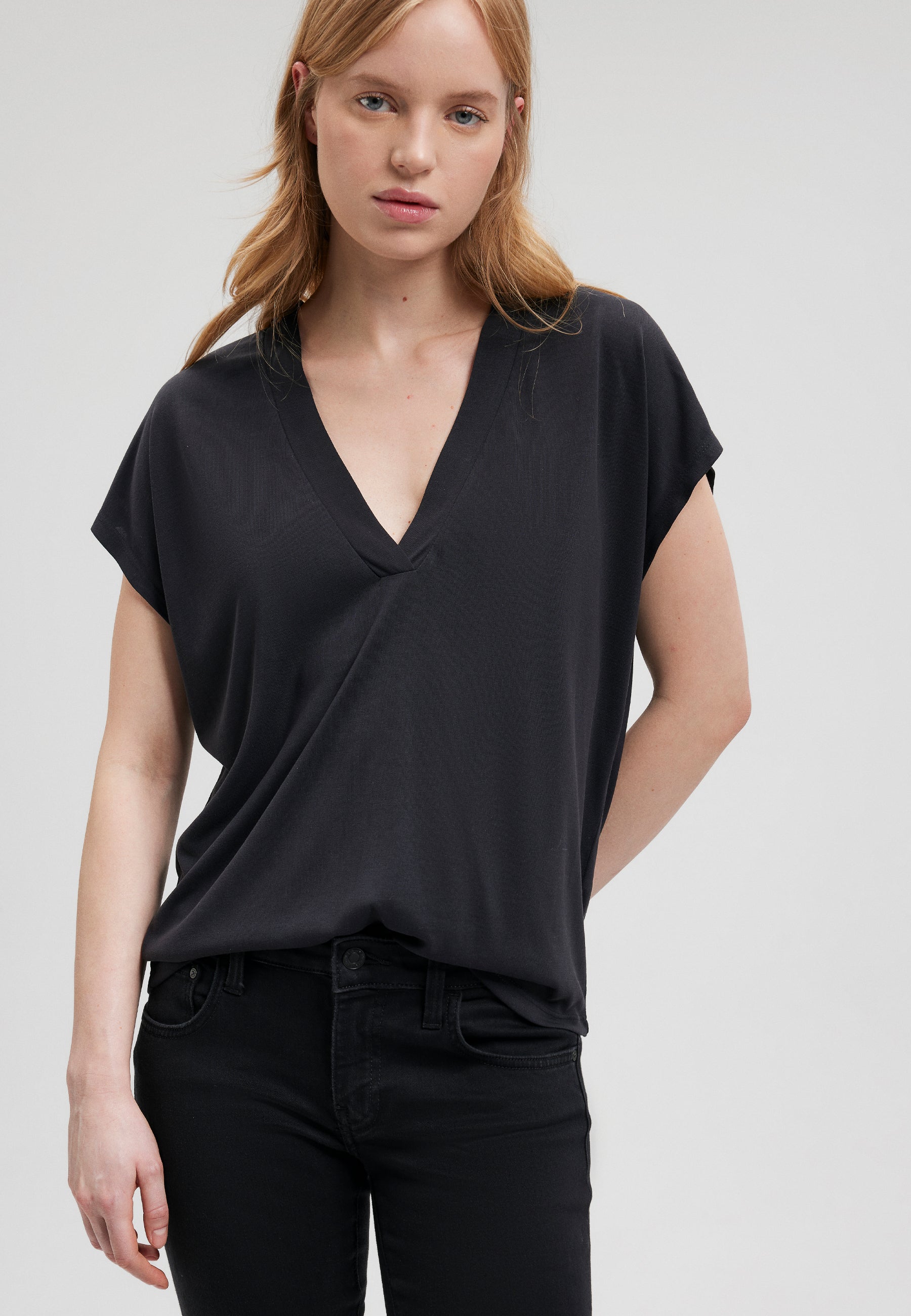 V Neck Jersey in Black T-shirts Mavi   