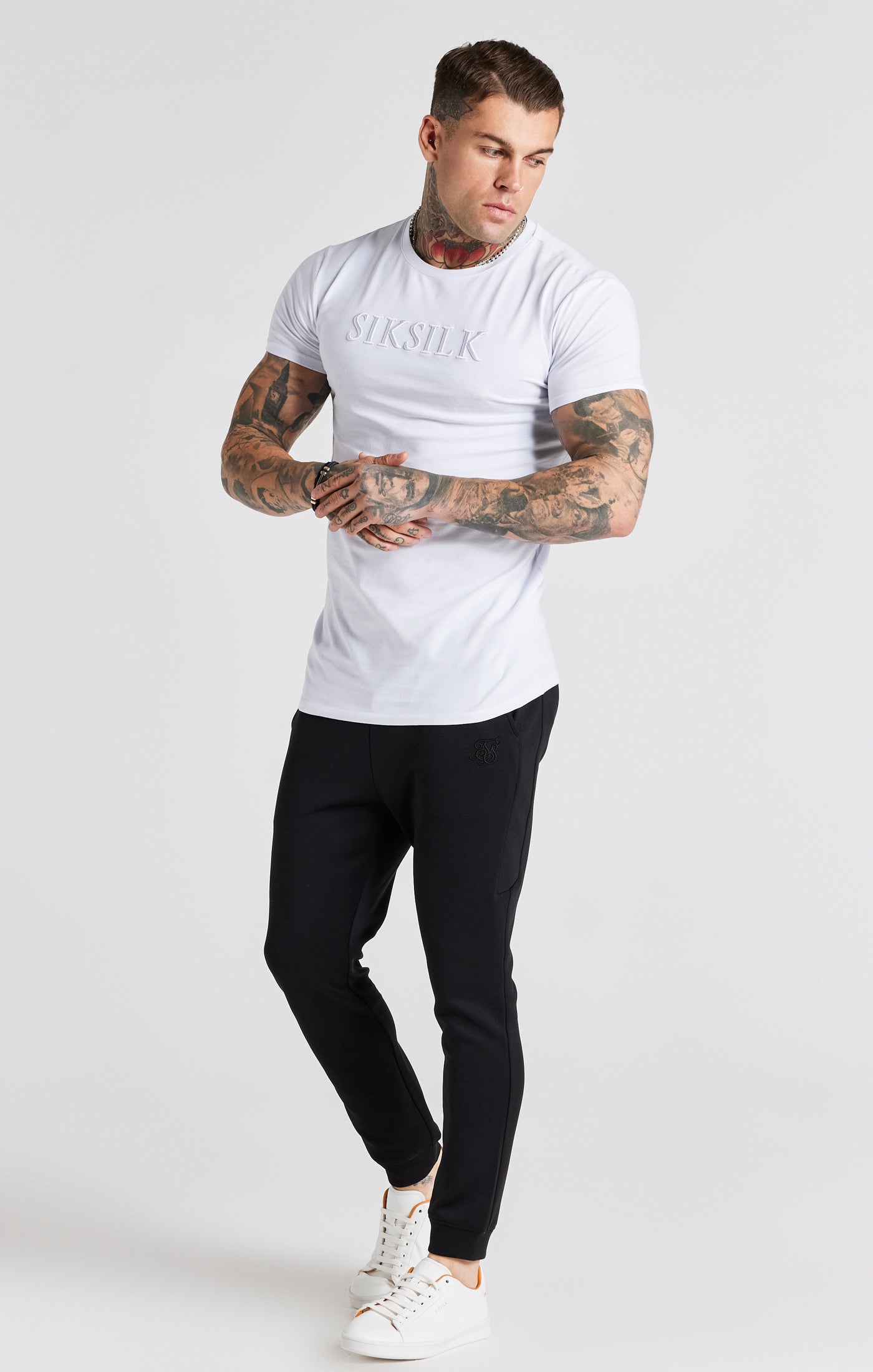 Embroidered Muscle Fit T-shirt en blanc T-shirts SikSilk   