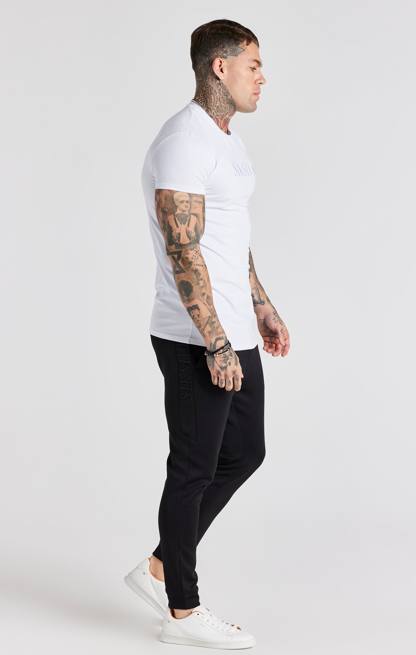 Embroidered Muscle Fit T-shirt en blanc T-shirts SikSilk   