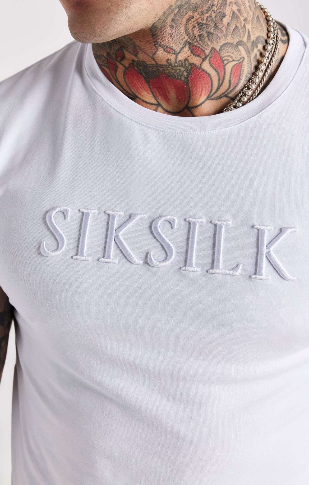 Embroidered Muscle Fit T-shirt en blanc T-shirts SikSilk   