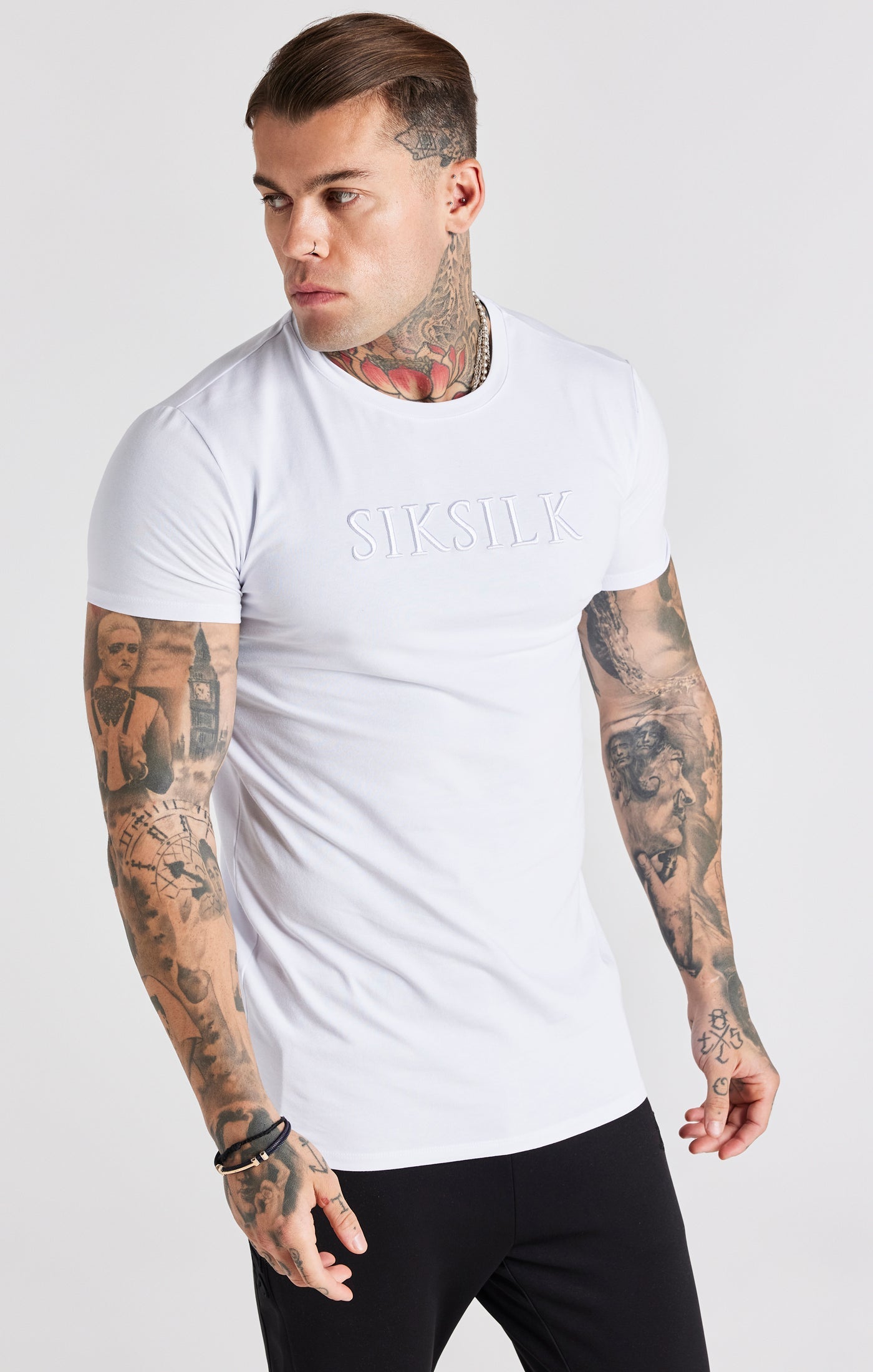 Embroidered Muscle Fit T-shirt en blanc T-shirts SikSilk   