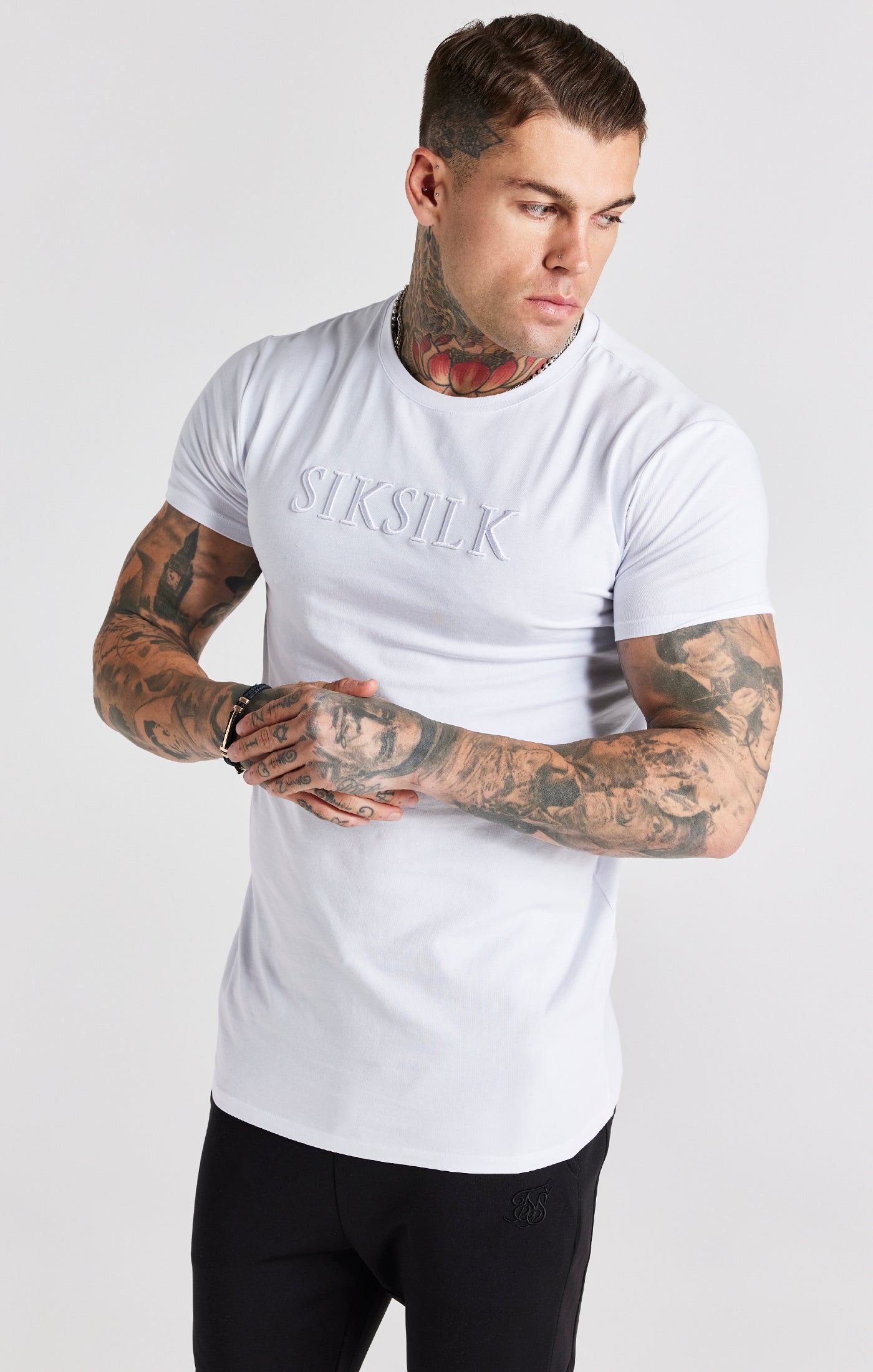 Embroidered Muscle Fit T-shirt en blanc T-shirts SikSilk   