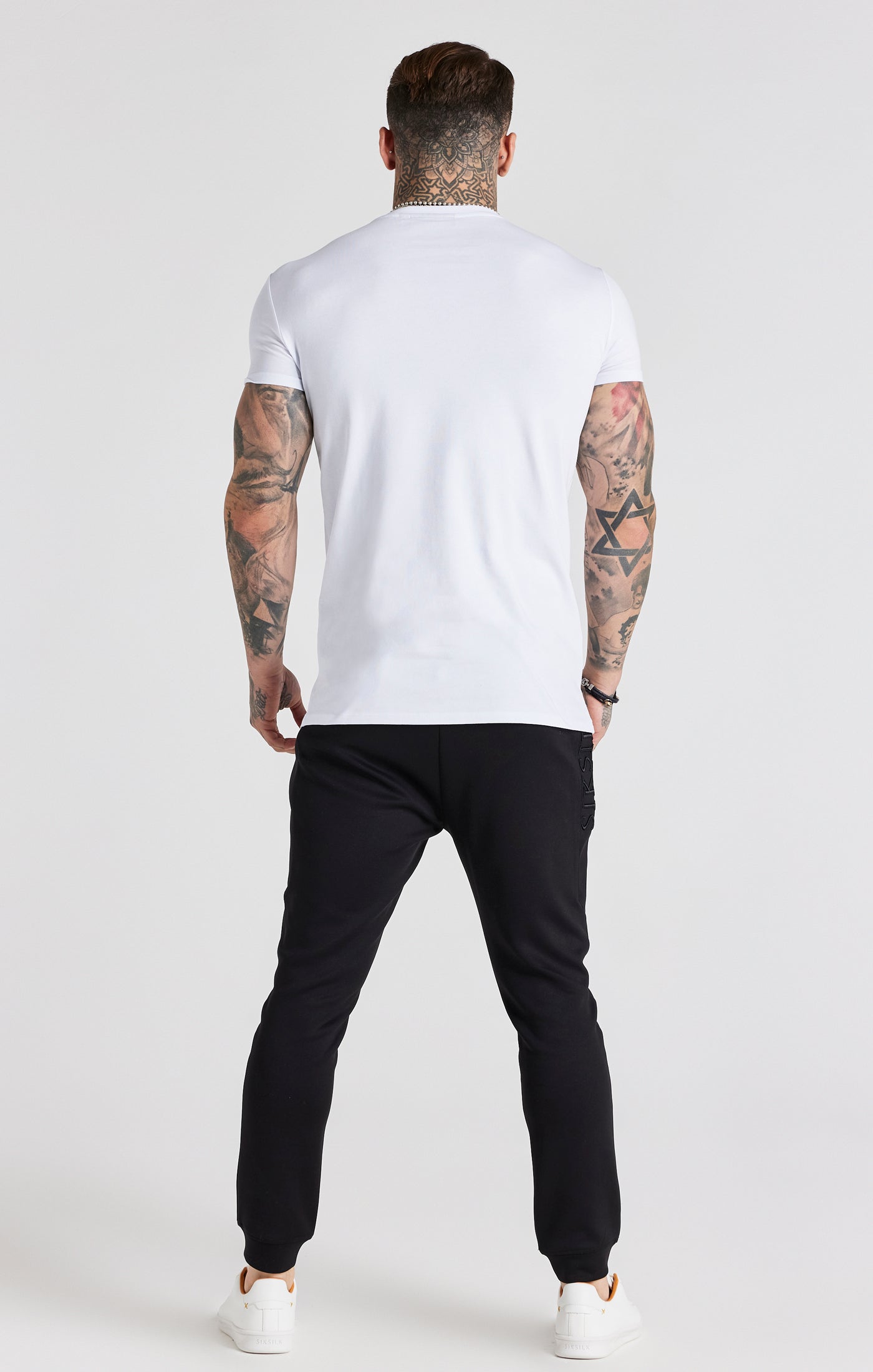 Embroidered Muscle Fit T-shirt en blanc T-shirts SikSilk   