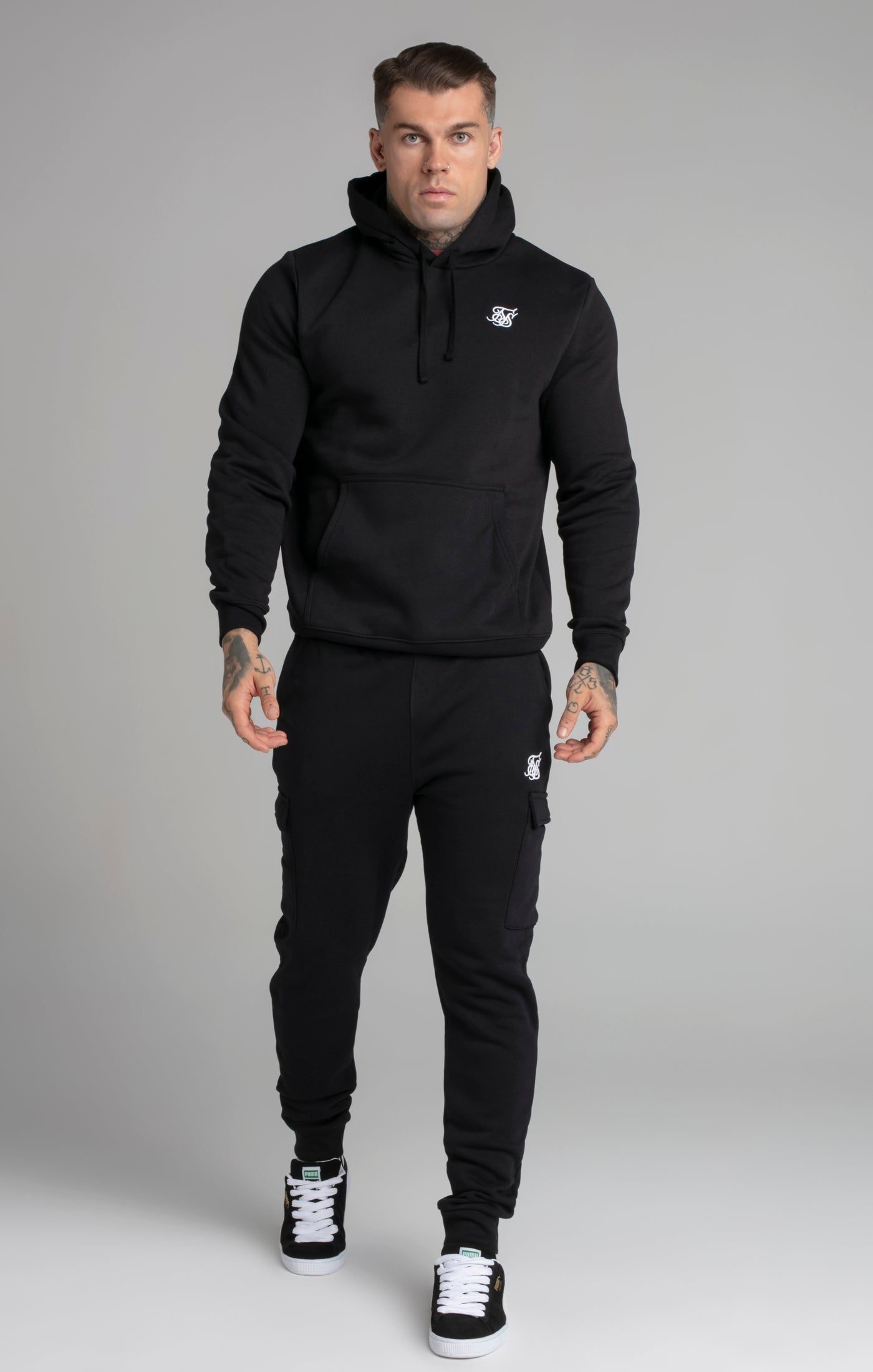 Essential Overhead Hoodie in Black Sweat à capuche SikSilk   