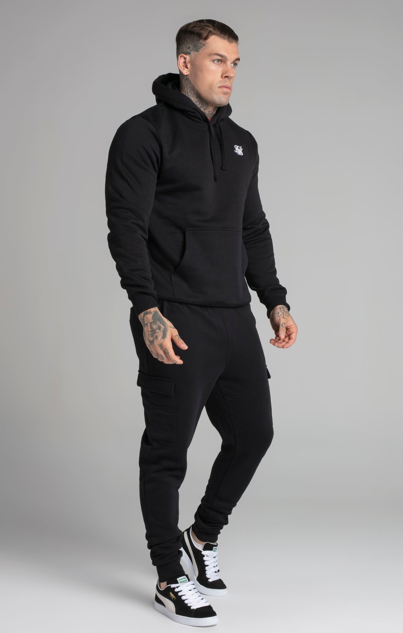 Essential Overhead Hoodie in Black Sweat à capuche SikSilk   