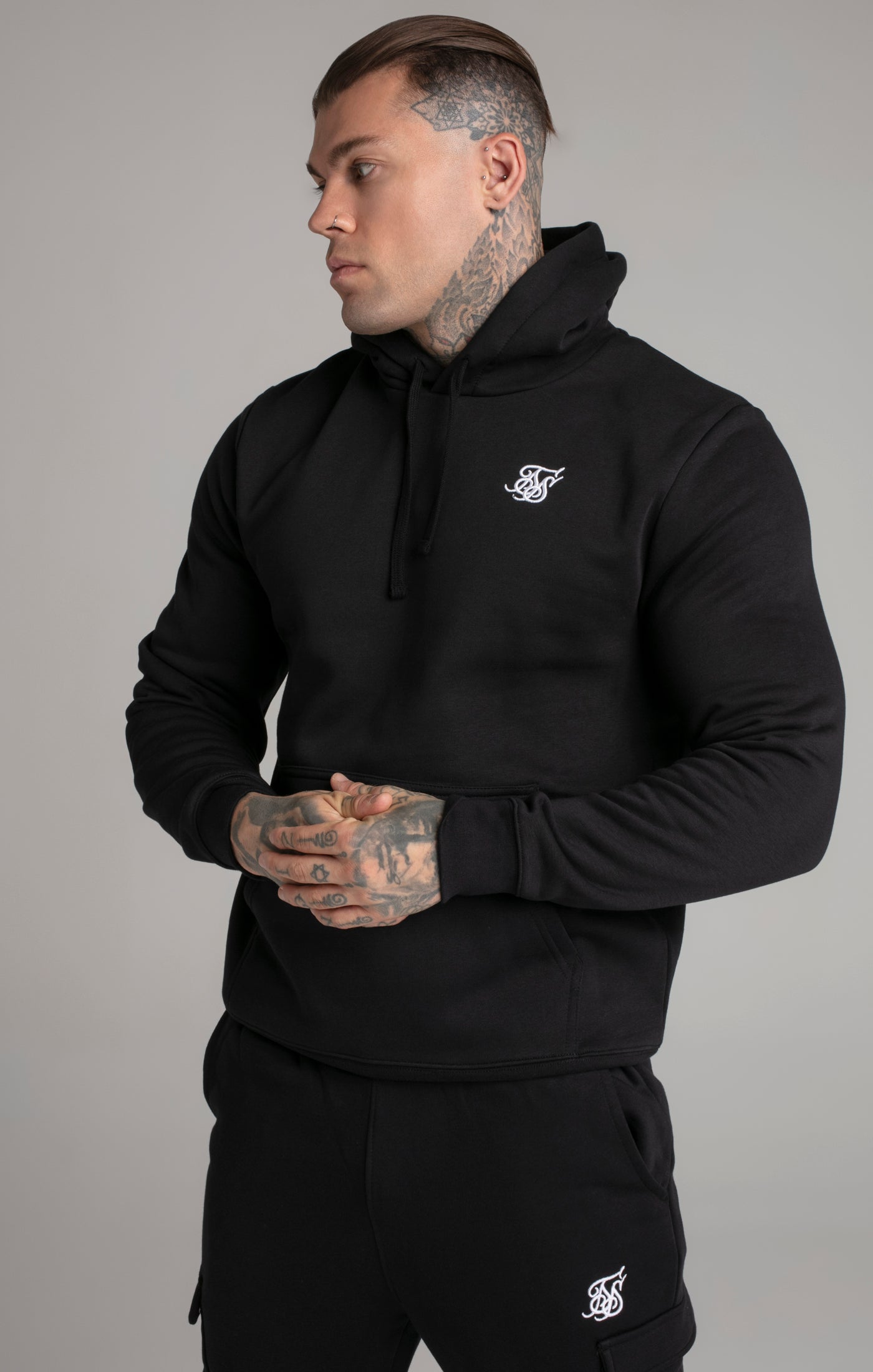 Essential Overhead Hoodie in Black Sweat à capuche SikSilk   