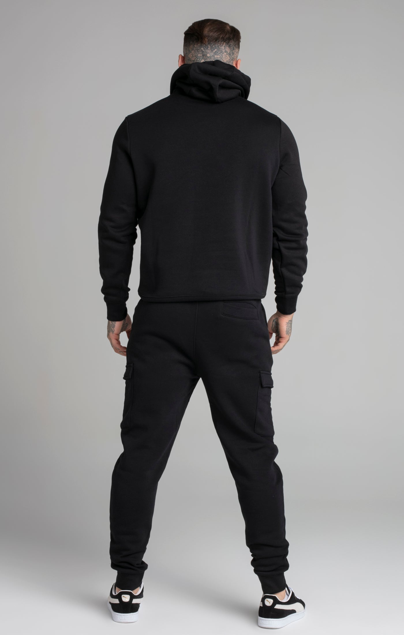 Essential Overhead Hoodie in Black Sweat à capuche SikSilk   