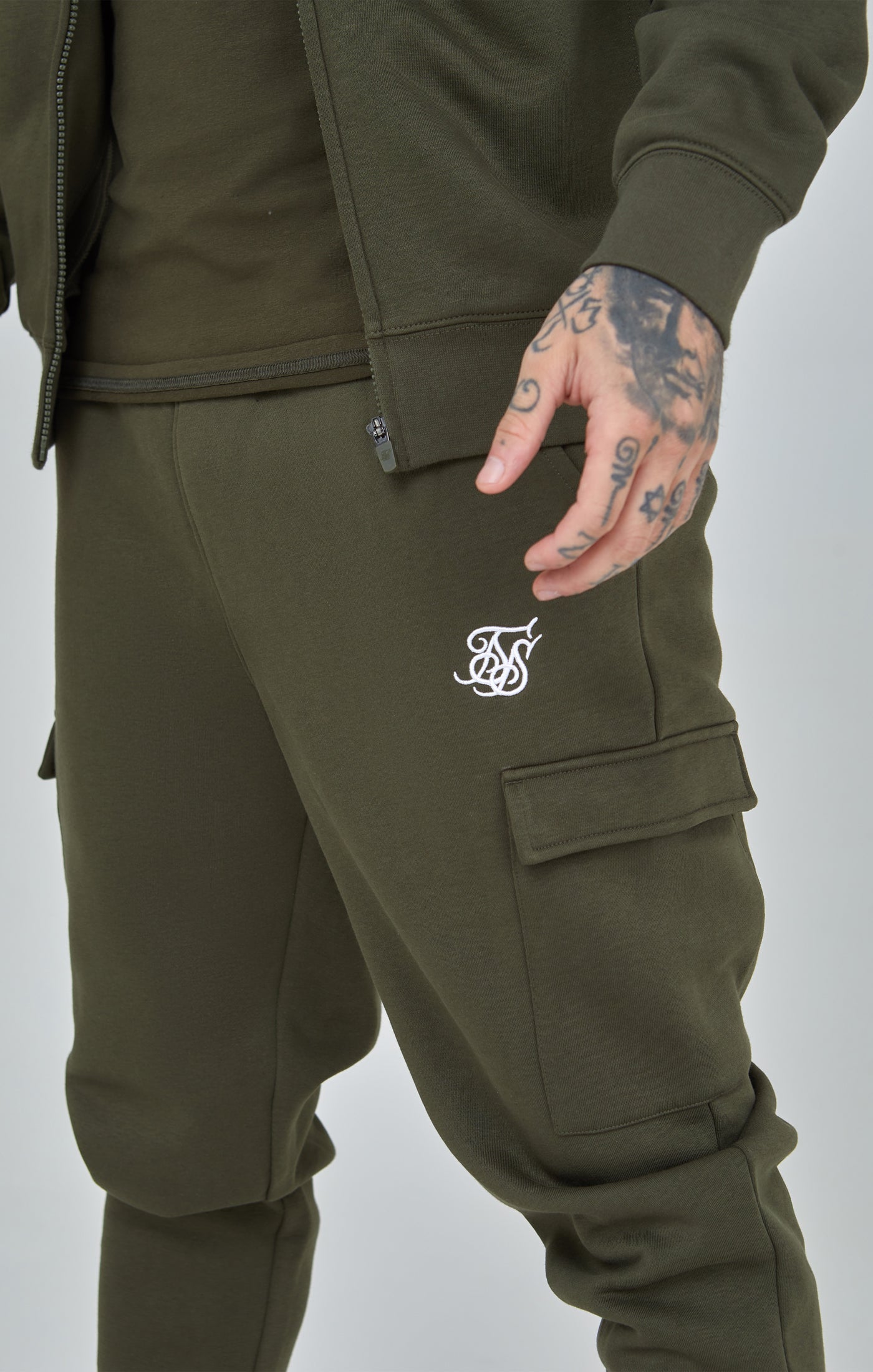 Essential Cargo Jogger en Kaki Pantalon SikSilk   