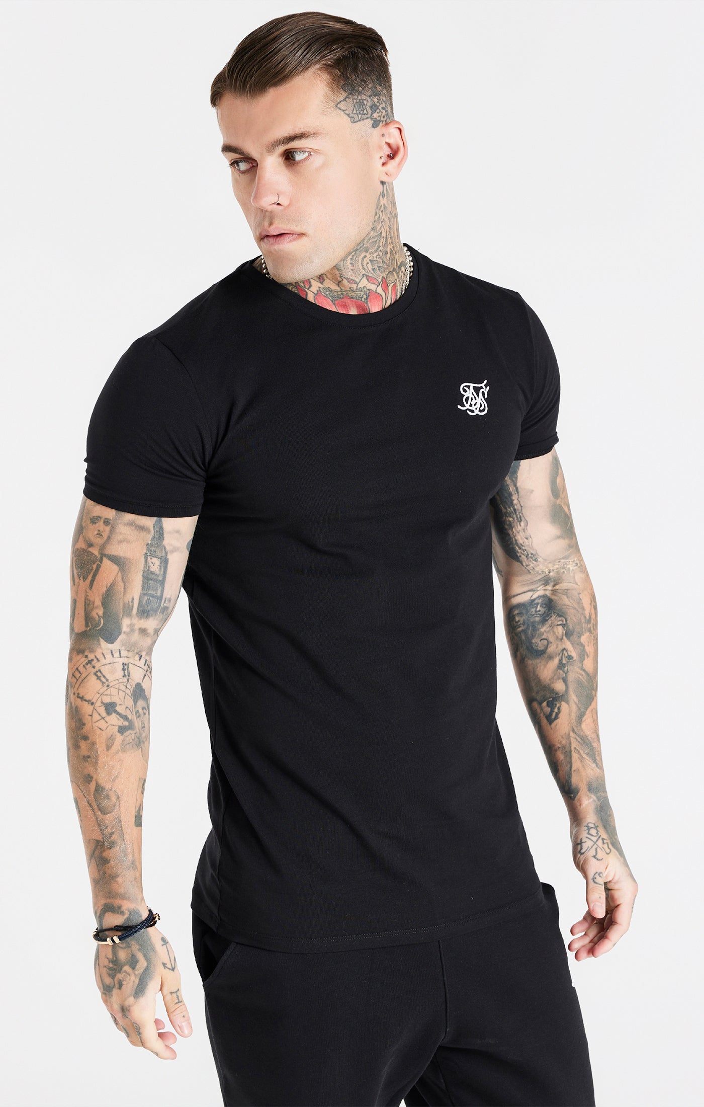 Essential Short Sleeve Muscle Fit T-shirt en noir T-shirts SikSilk   