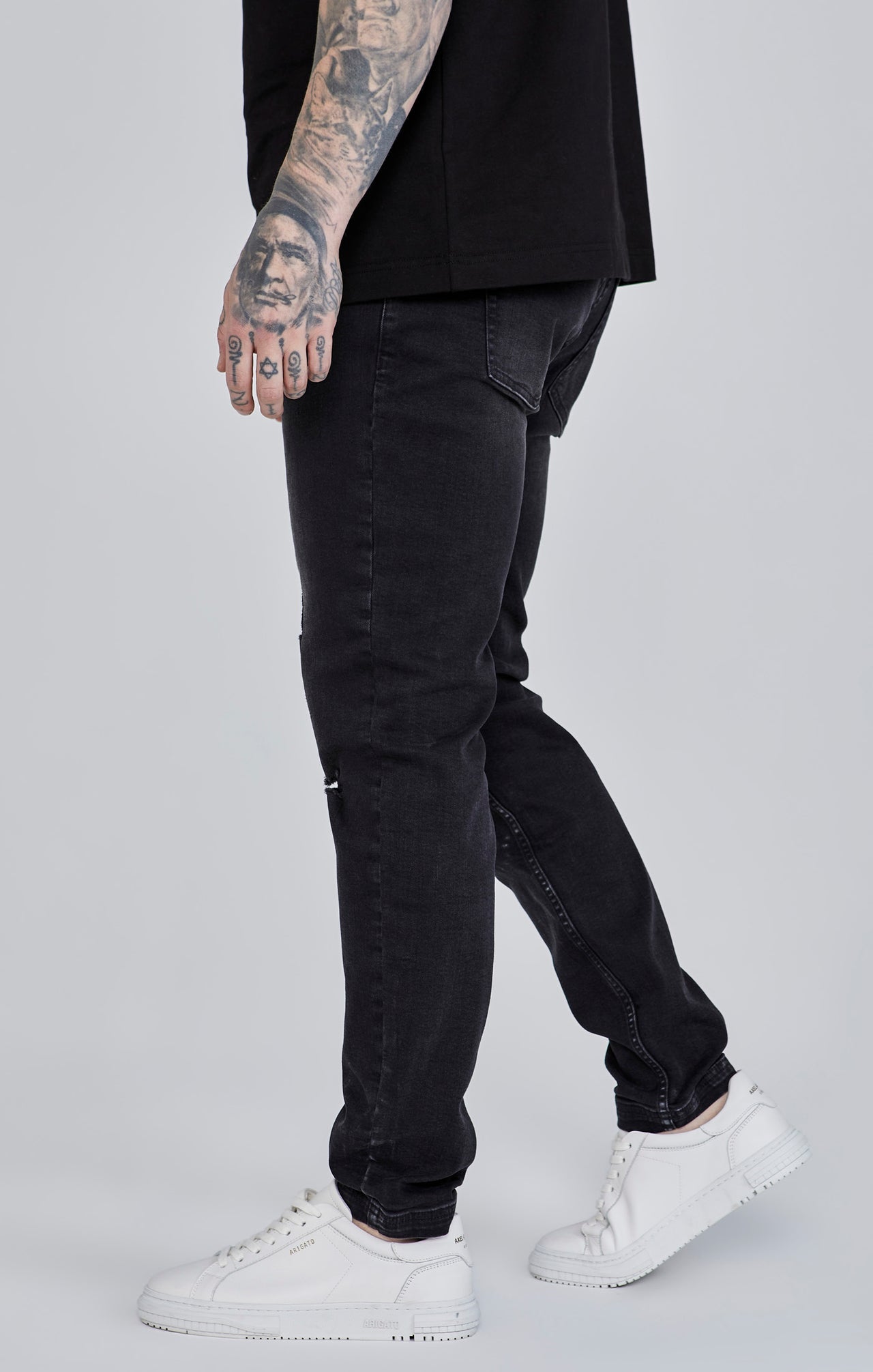 Jeans Distressed Slim Fit en noir Jeans SikSilk   