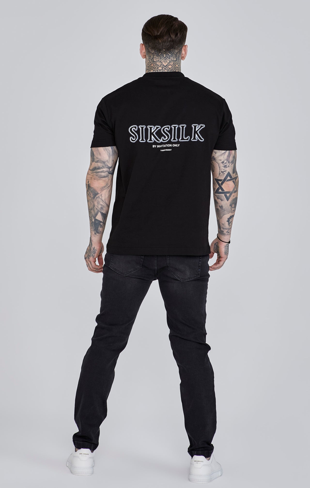 Jeans Distressed Slim Fit en noir Jeans SikSilk   