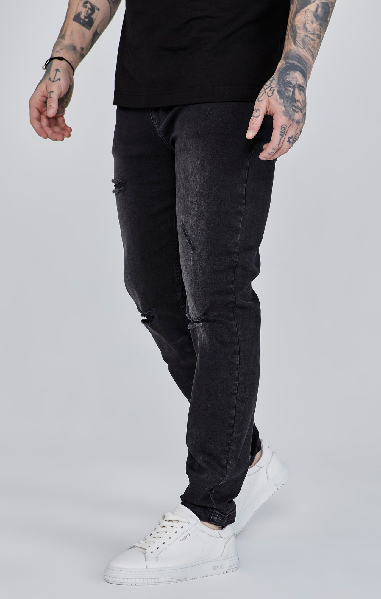 Jeans Distressed Slim Fit en noir Jeans SikSilk   