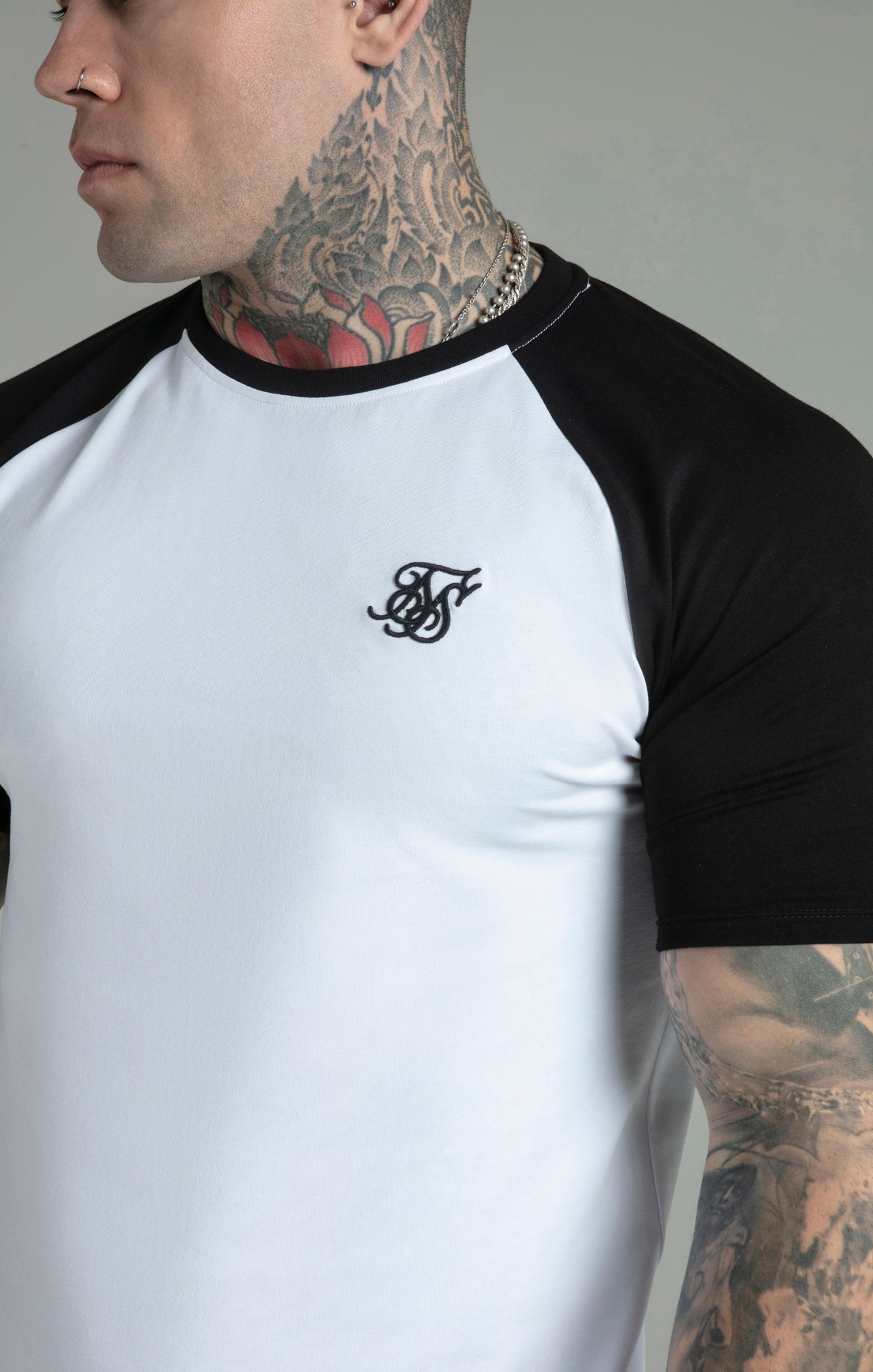 T-shirt raglan en blanc/noir T-shirts SikSilk   