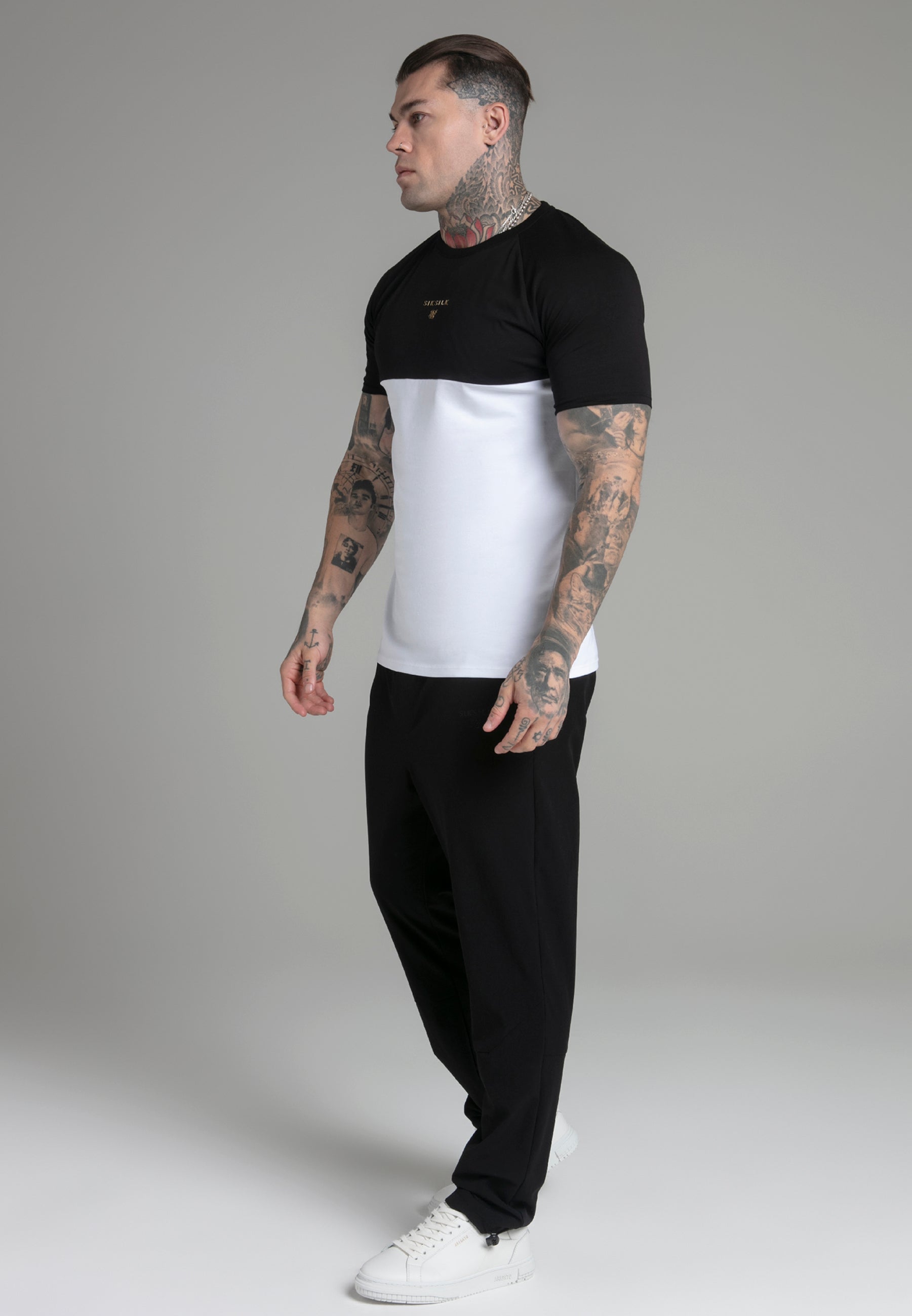 Cut and Sew T-shirt en noir, blanc T-shirts SikSilk   