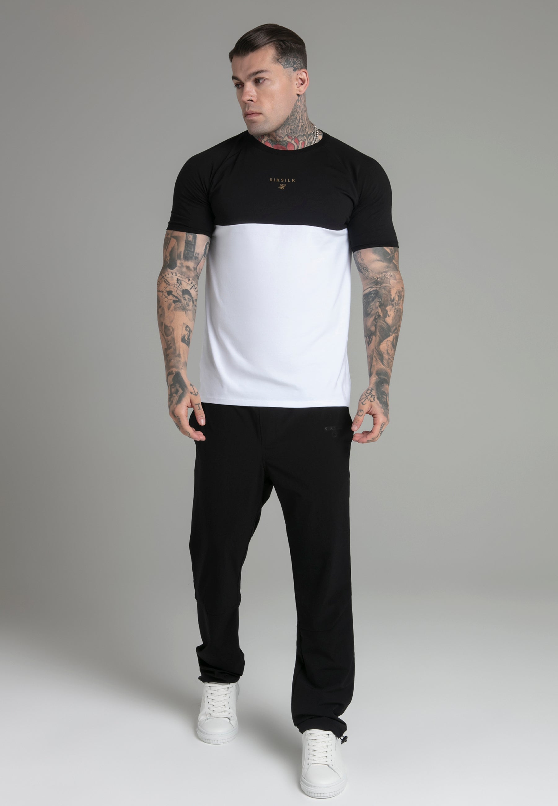 Cut and Sew T-shirt en noir, blanc T-shirts SikSilk   