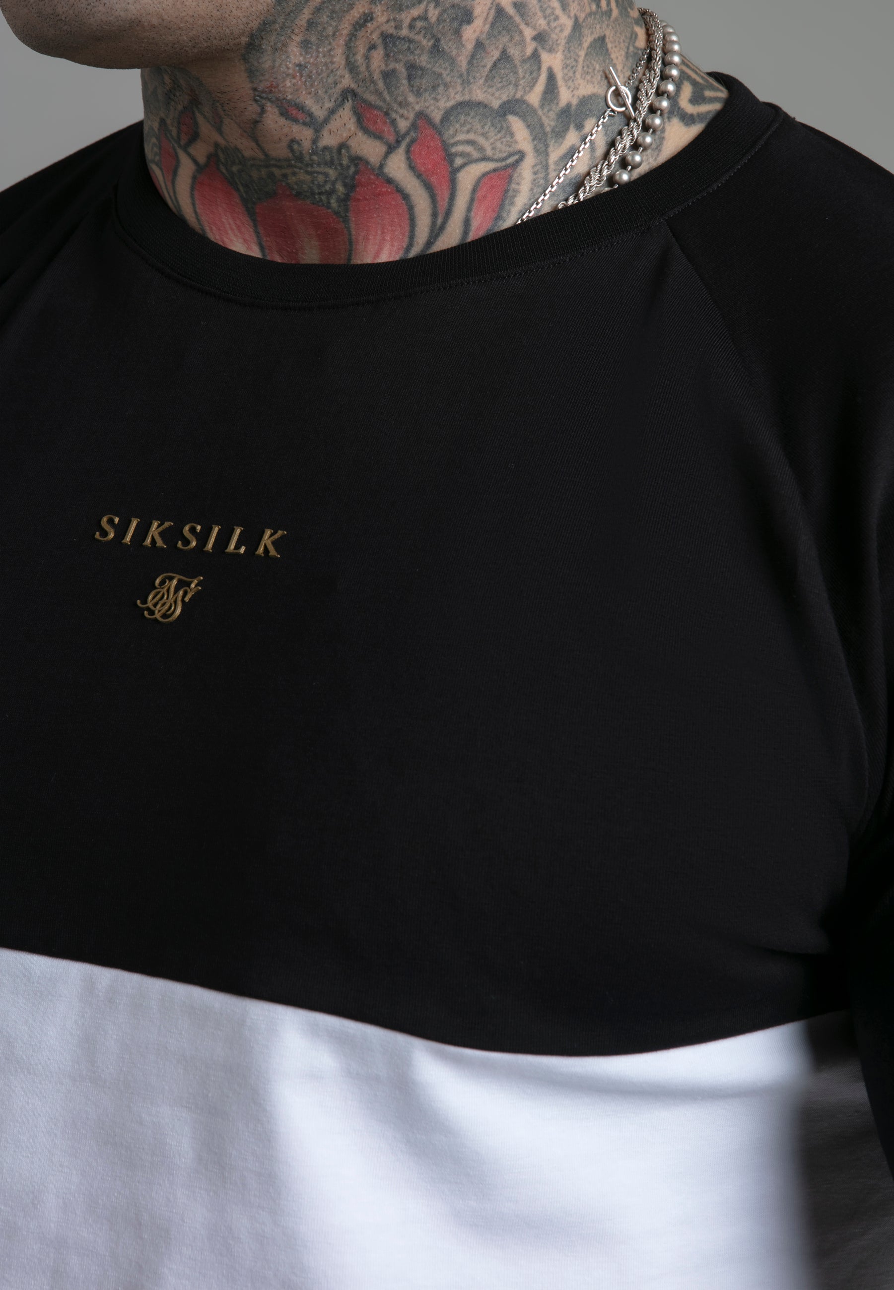 Cut and Sew T-shirt en noir, blanc T-shirts SikSilk   