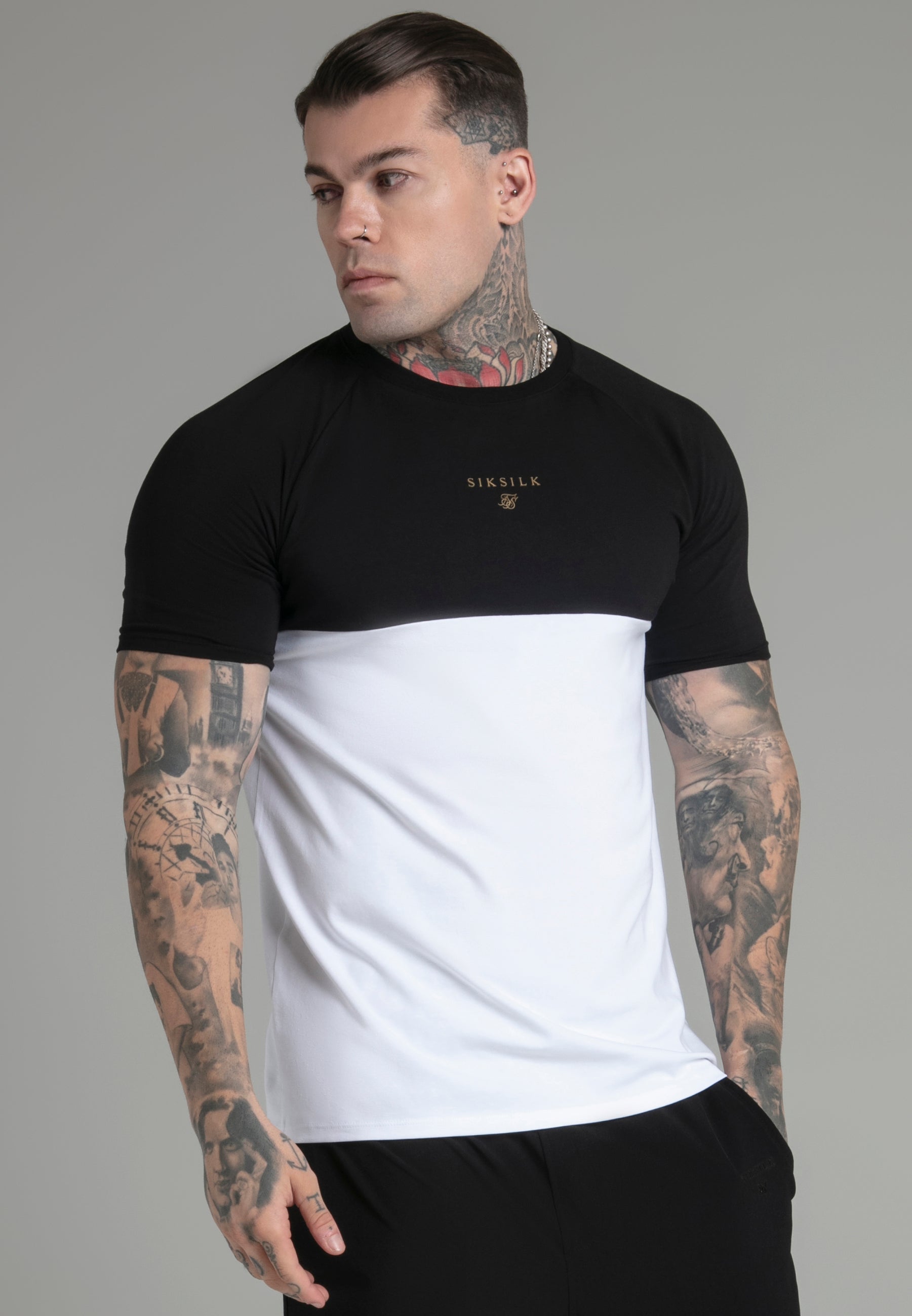 Cut and Sew T-shirt en noir, blanc T-shirts SikSilk   