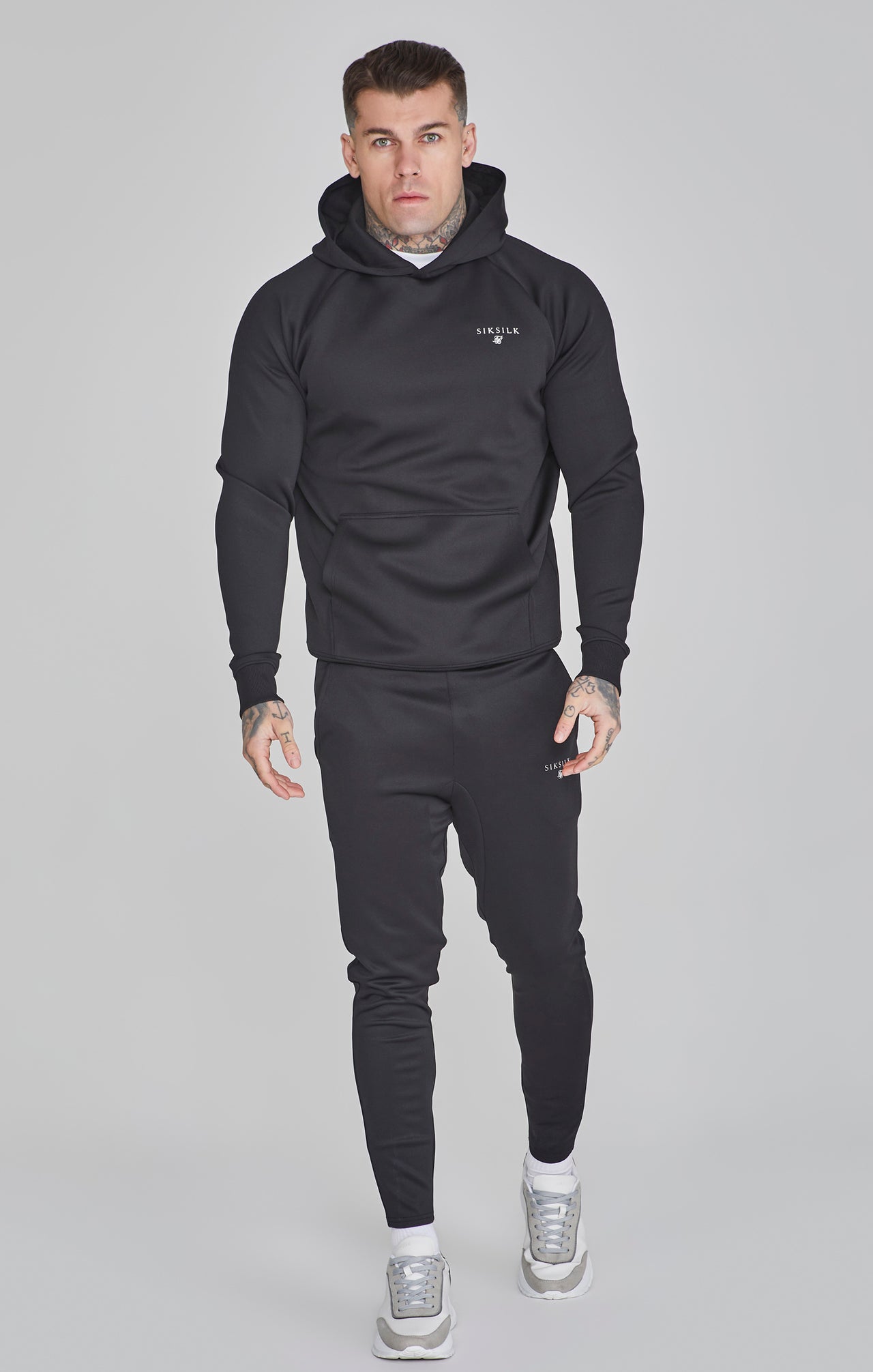 Essentials Poly Hoodie in Black Sweat à capuche SikSilk   