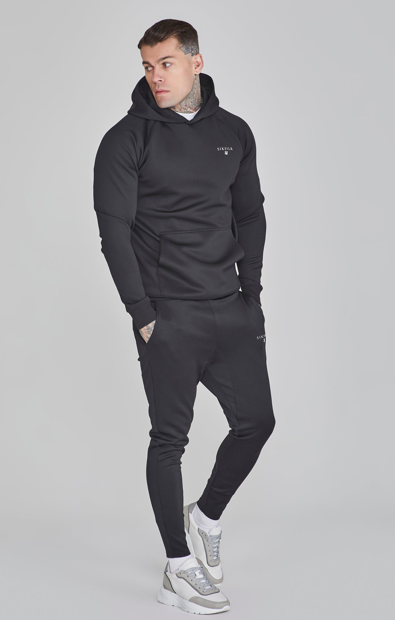 Essentials Poly Hoodie in Black Sweat à capuche SikSilk   