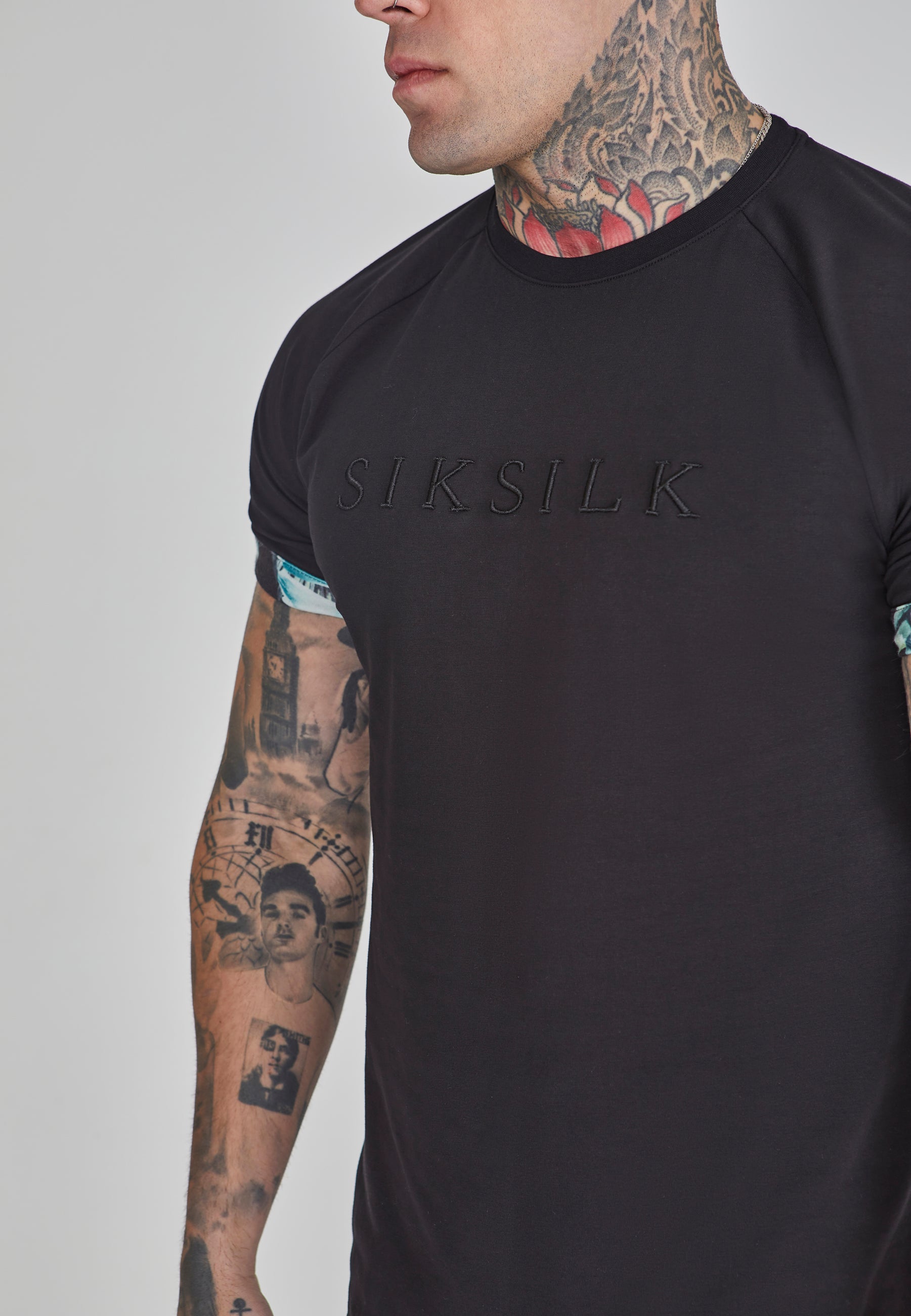 T-shirt à manches roulé en noir T-shirts SikSilk   