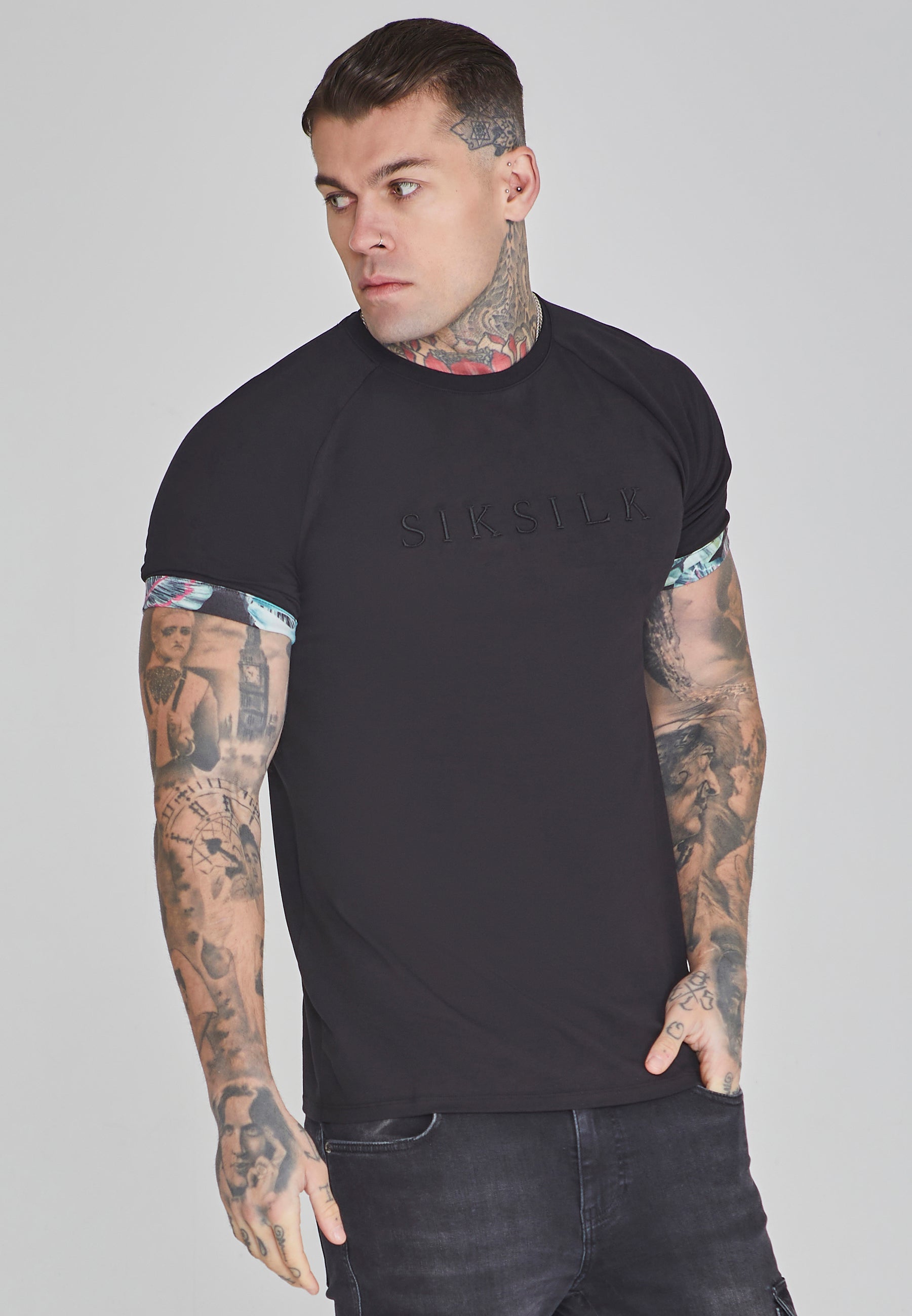 T-shirt à manches roulé en noir T-shirts SikSilk   