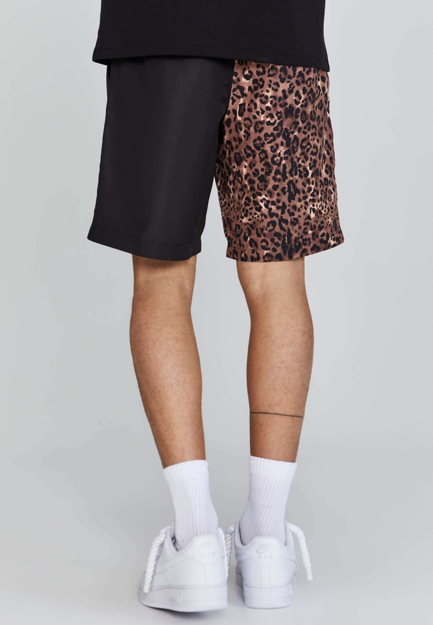Short imprimé animalier en noir Short SikSilk   