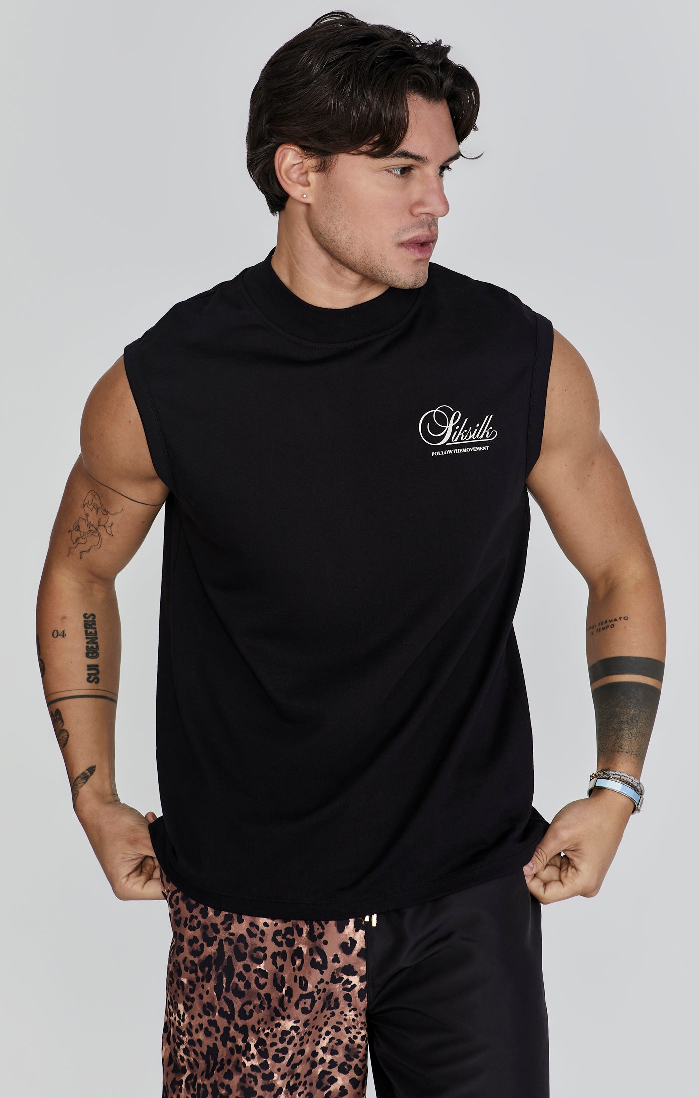 T-shirt sans manches en noir Tops SikSilk   