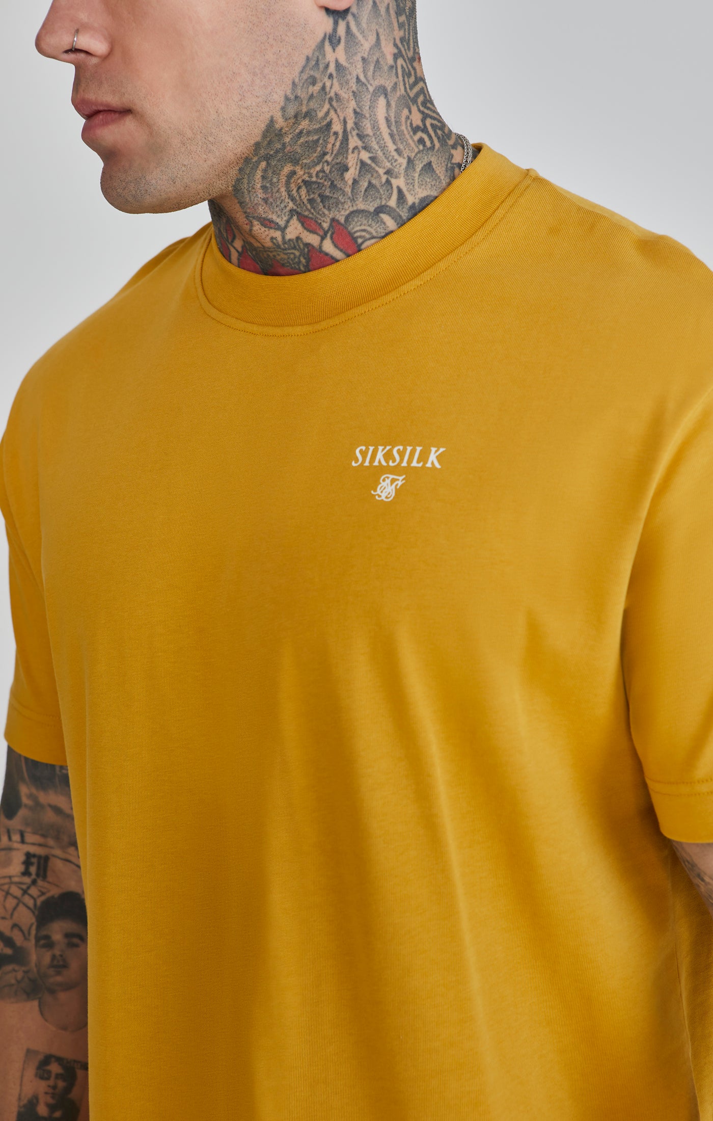 T-shirt graphique en Yellow T-shirts SikSilk   