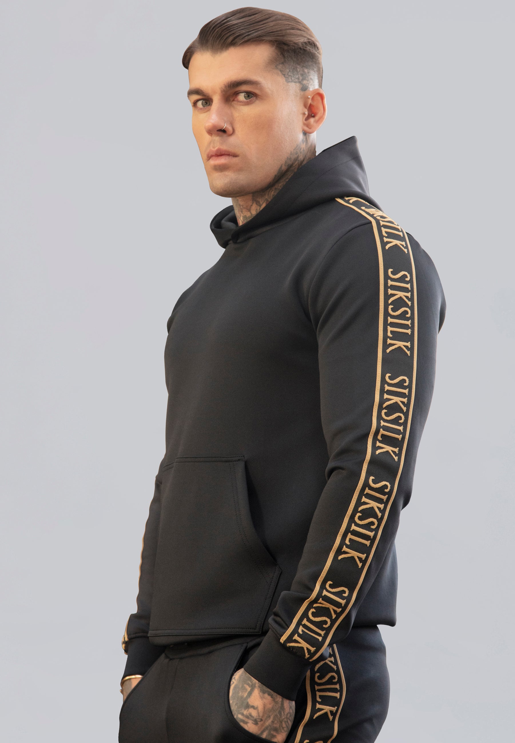 Pullover Hoodie in Black Sweat à capuche SikSilk   