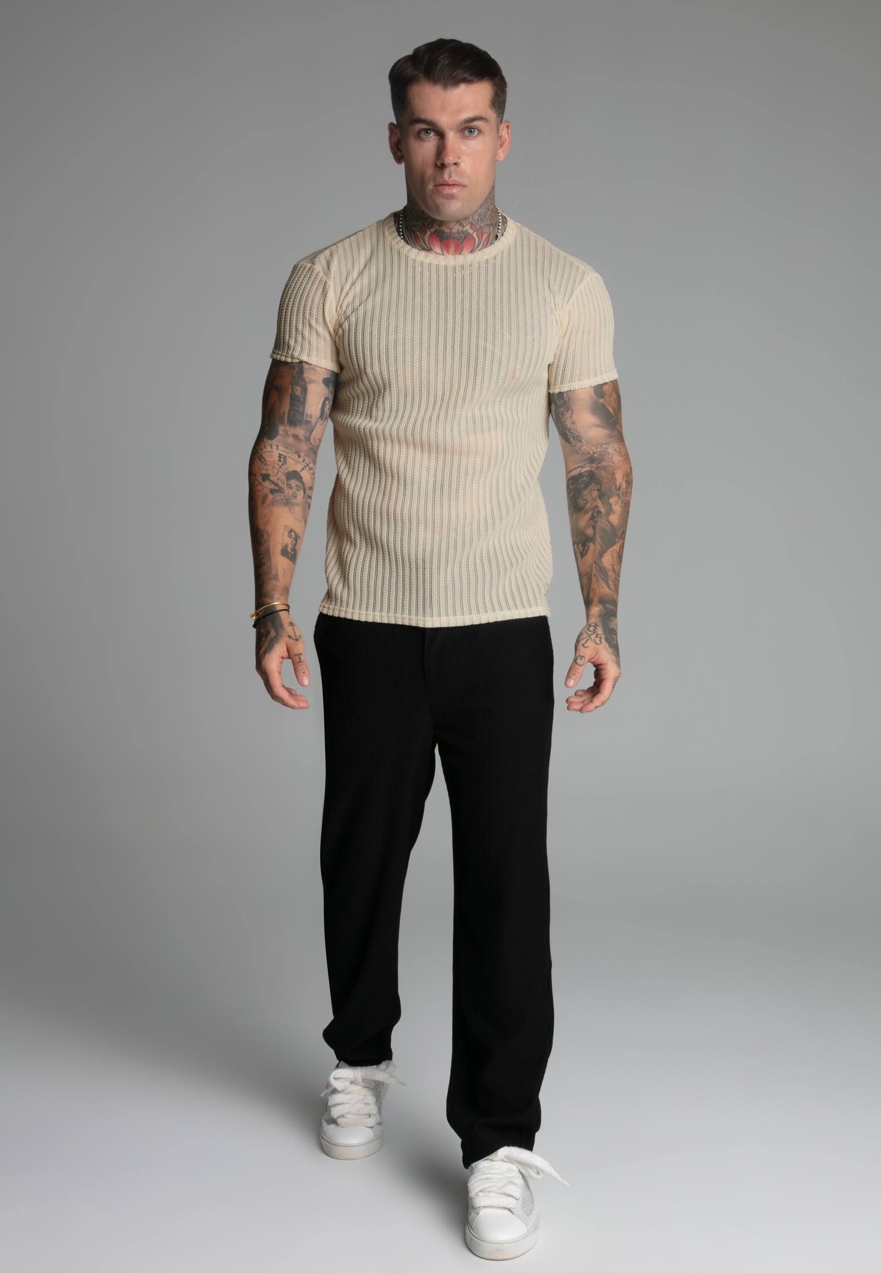 Textured Muscle Fit T-shirt en écru T-shirts SikSilk