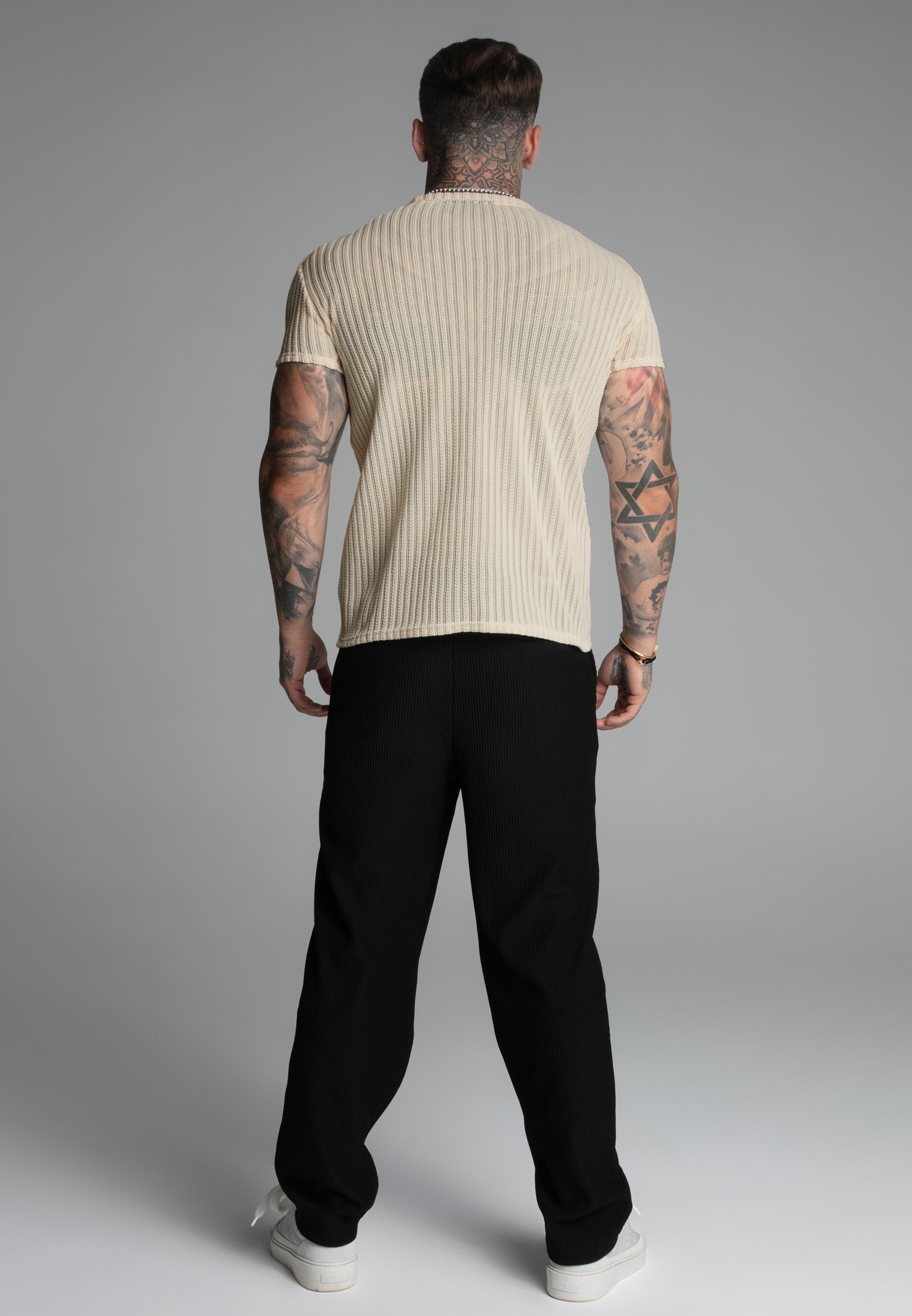 Textured Muscle Fit T-shirt en écru T-shirts SikSilk