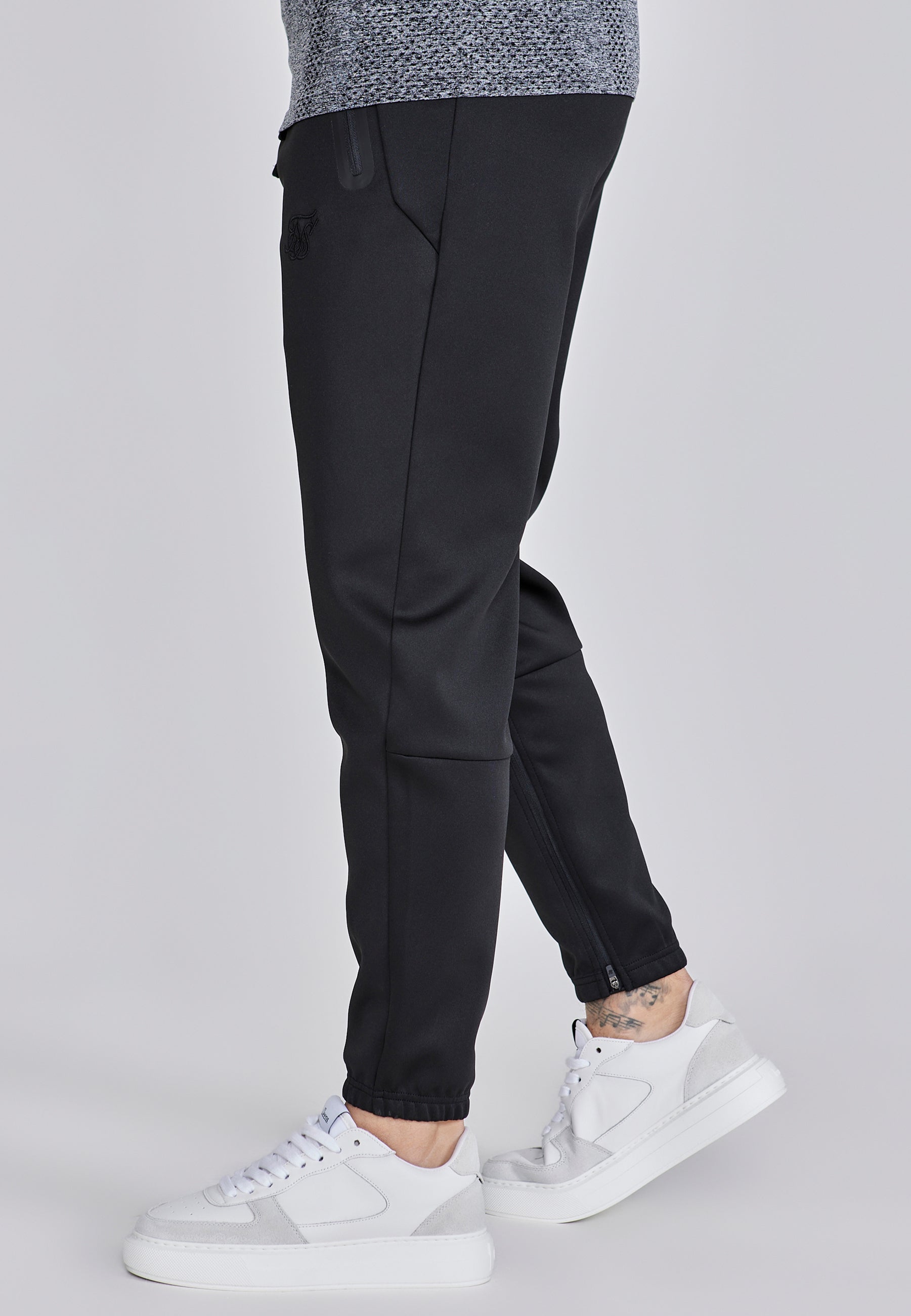 Tapered Joggers in Black Pantalon SikSilk