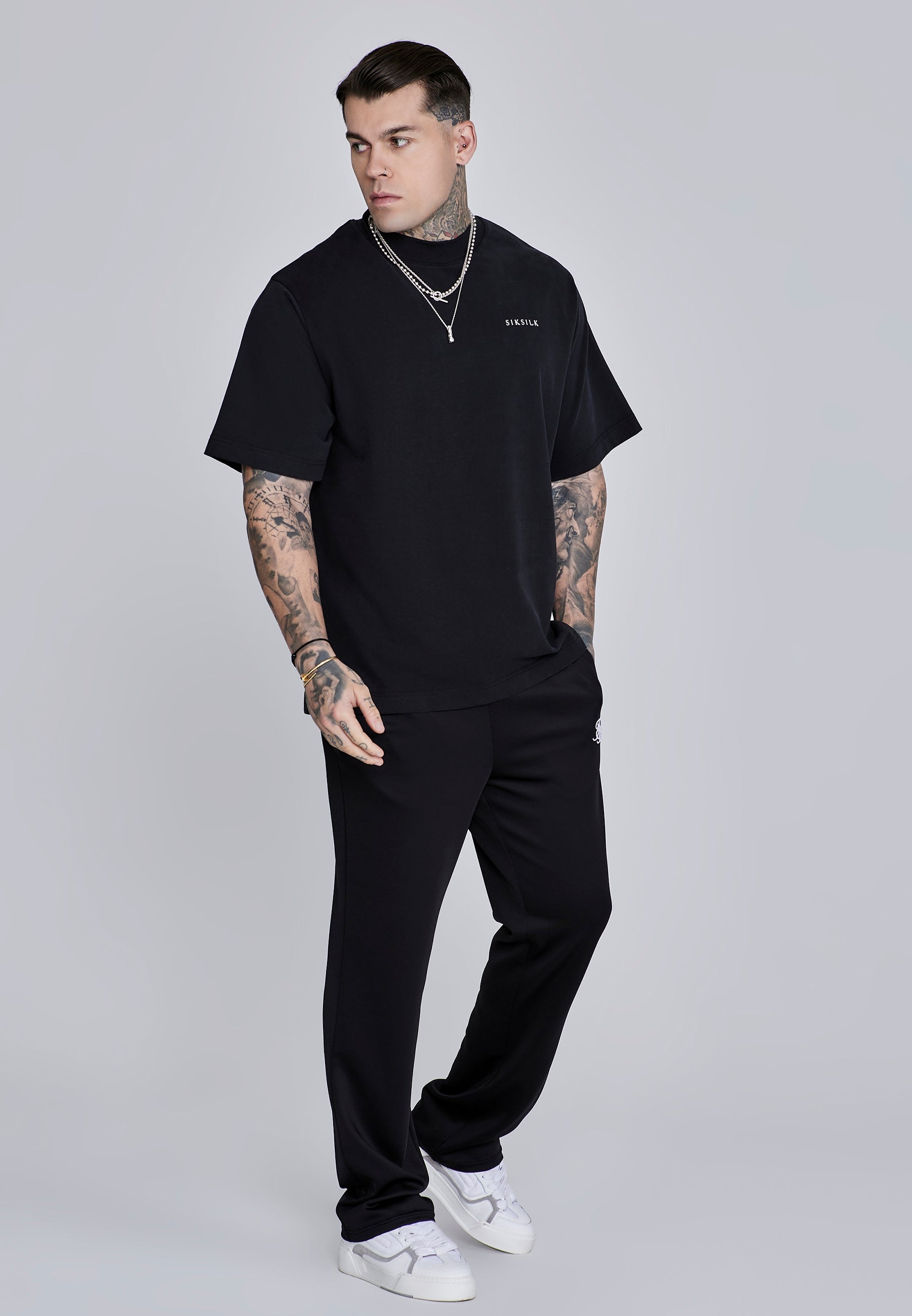 T-shirt graphique en noir T-shirts SikSilk