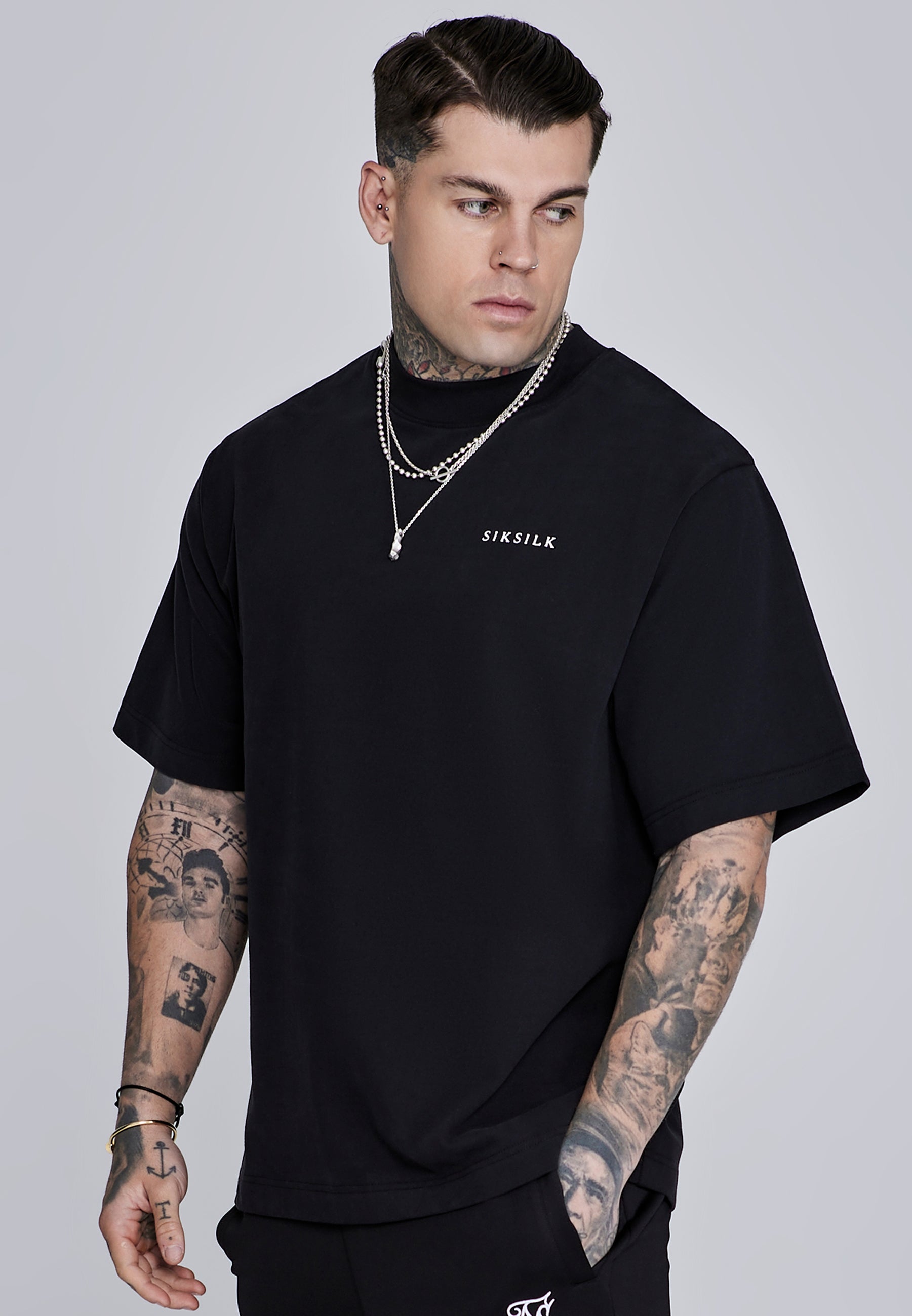 T-shirt graphique en noir T-shirts SikSilk